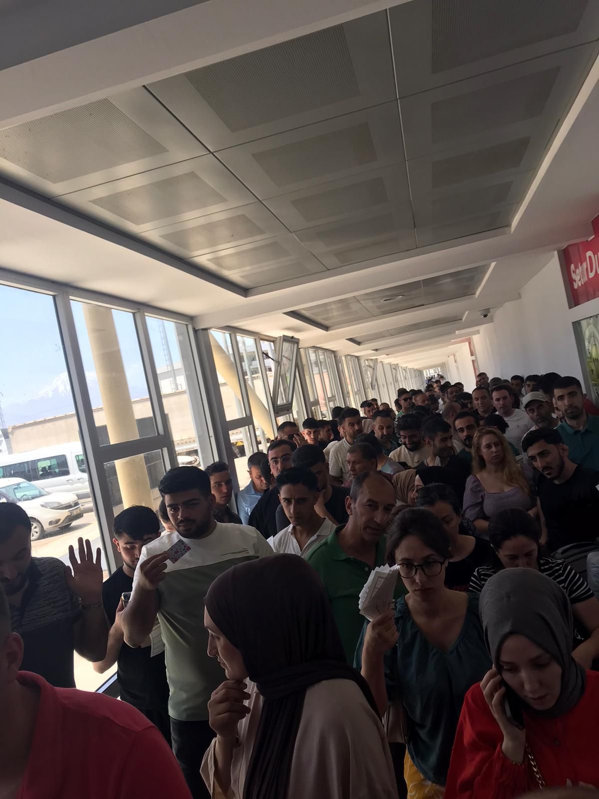TELEFONLAR İÇİN KAYIT ÜCRETİ 20 BİN LİRAYA ÇIKINCA VATANDAŞ SARP SINIR KAPISINA AKIN ETTİ