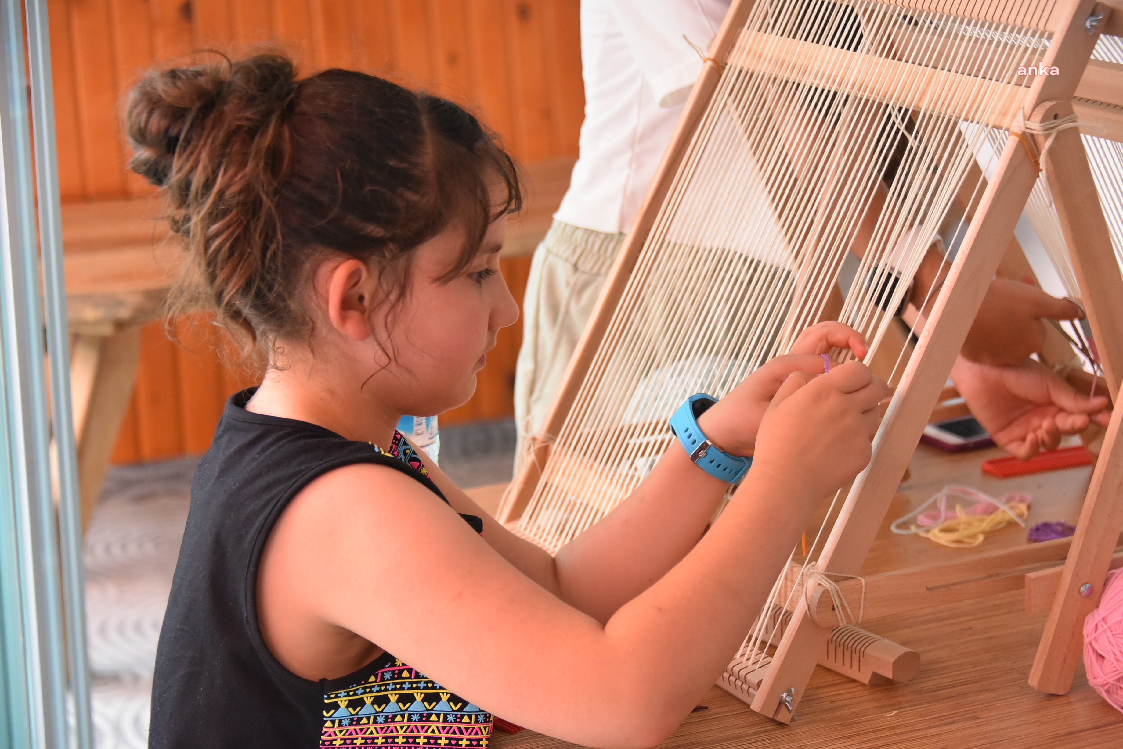 BOZÜYÜKLÜ ÖĞRENCİLER, SANAT ATÖLYELERİ’NDE DOKUMACILIĞI ÖĞRENİYOR