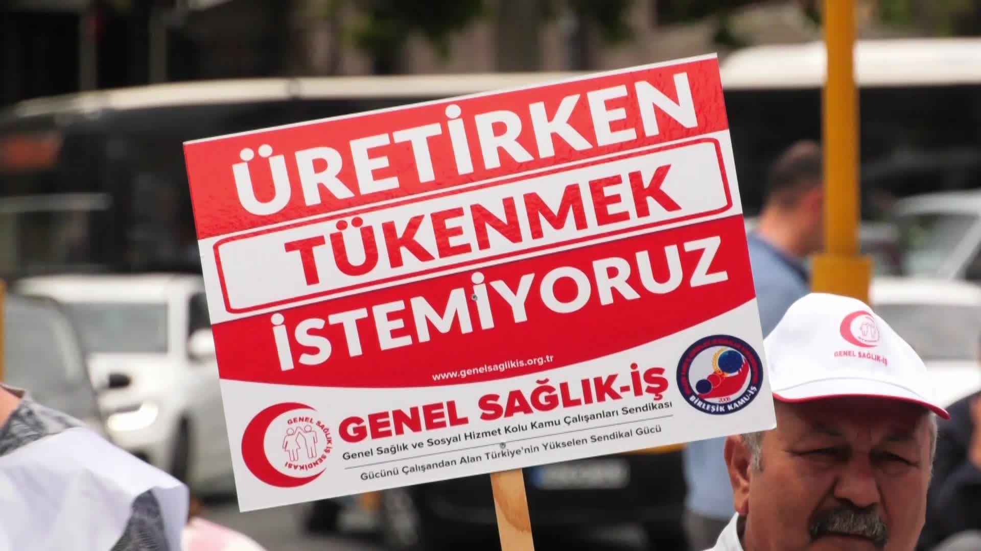 SAĞLIK ÇALIŞANLARI, MEMUR MAAŞ ZAMMINI PROTESTO ETMEK İÇİN İŞ BIRAKTI... HEMŞİRE KOŞER: “ÇOCUĞUMU ÜNİVERSİTEYE YOLLAYAMADIM”