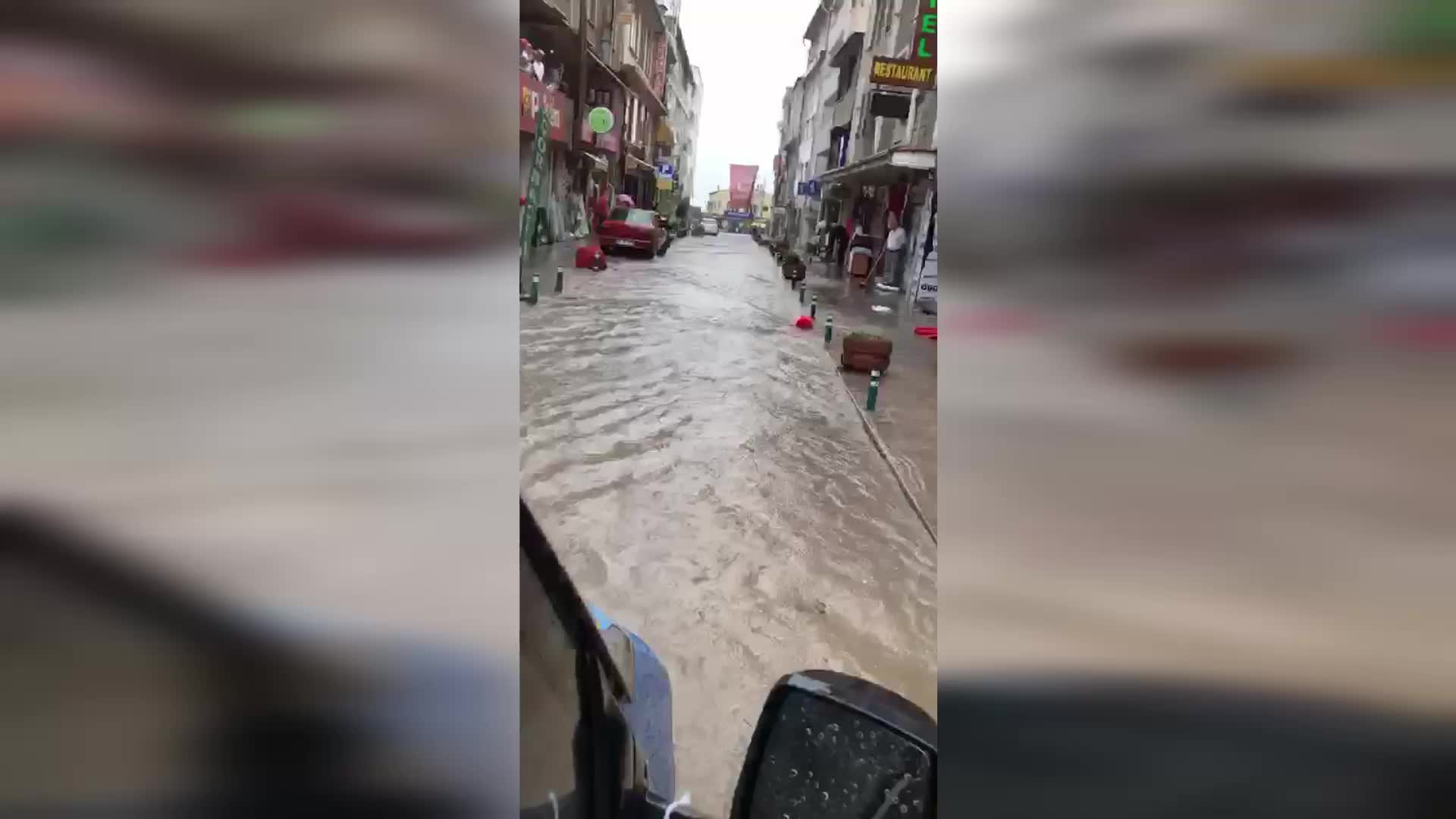 ARTVİN'DE İKİ GÜNDÜR ARALIKLARLA YAĞAN YAĞMUR HEYELAN VE SELE YOL AÇTI