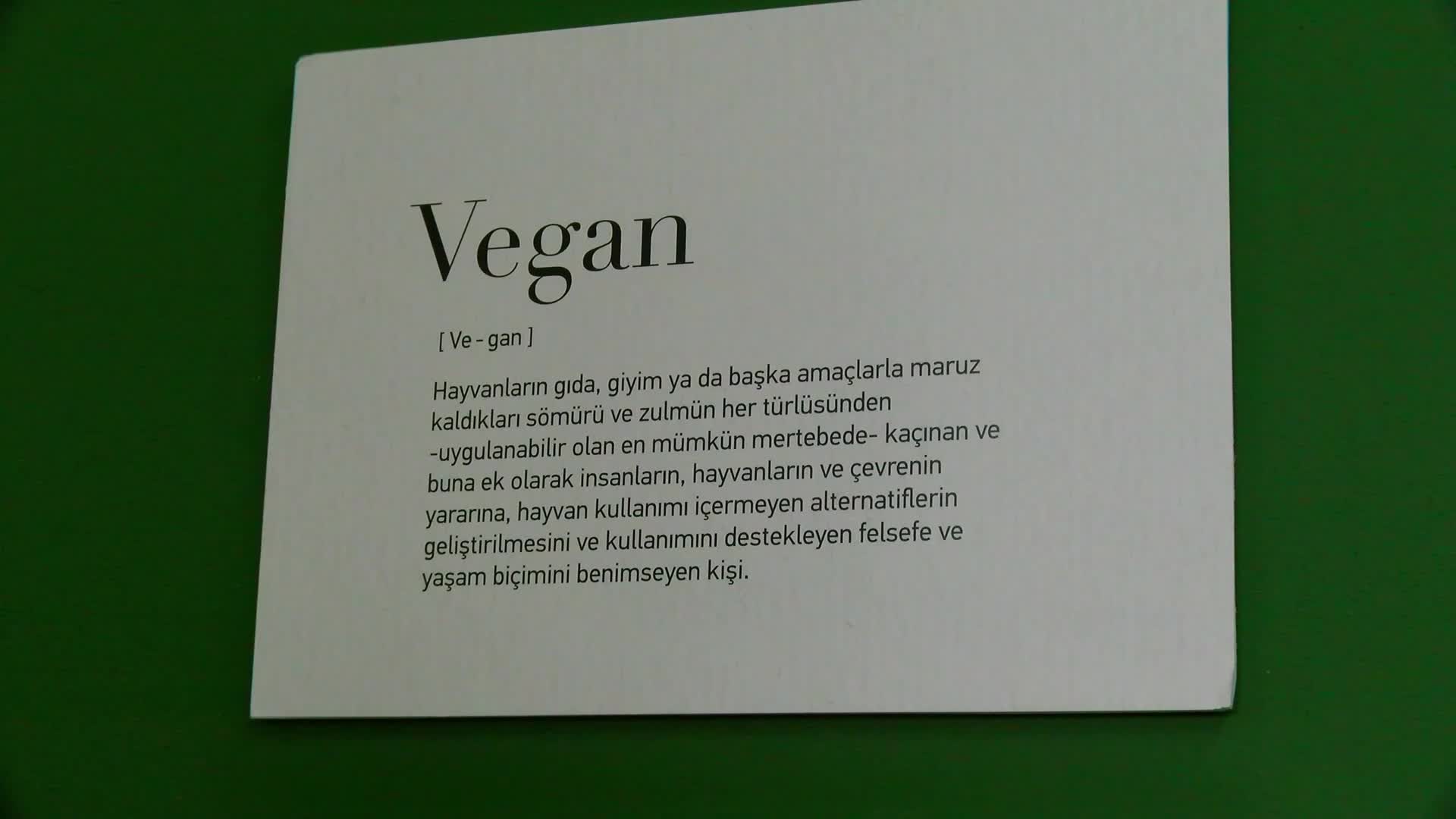ANKARA’DAKİ İLK VEGAN DERNEK OLAN YAŞAMDAN YANA DERNEĞİ BAŞKANI NİLGÜN ENGİN: “BİR GÜN MEZBAHADA TANIŞTIĞIMIZ BİR TAVUĞUN SAHİBİ BİZİ ARAYIP ‘BEN BU TAVUĞU KESEMEYECEĞİM’ DEDİ. TAVUK ŞİMDİ FOÇA’DA VEGAN ÇİFTLİKTE YAŞIYOR”