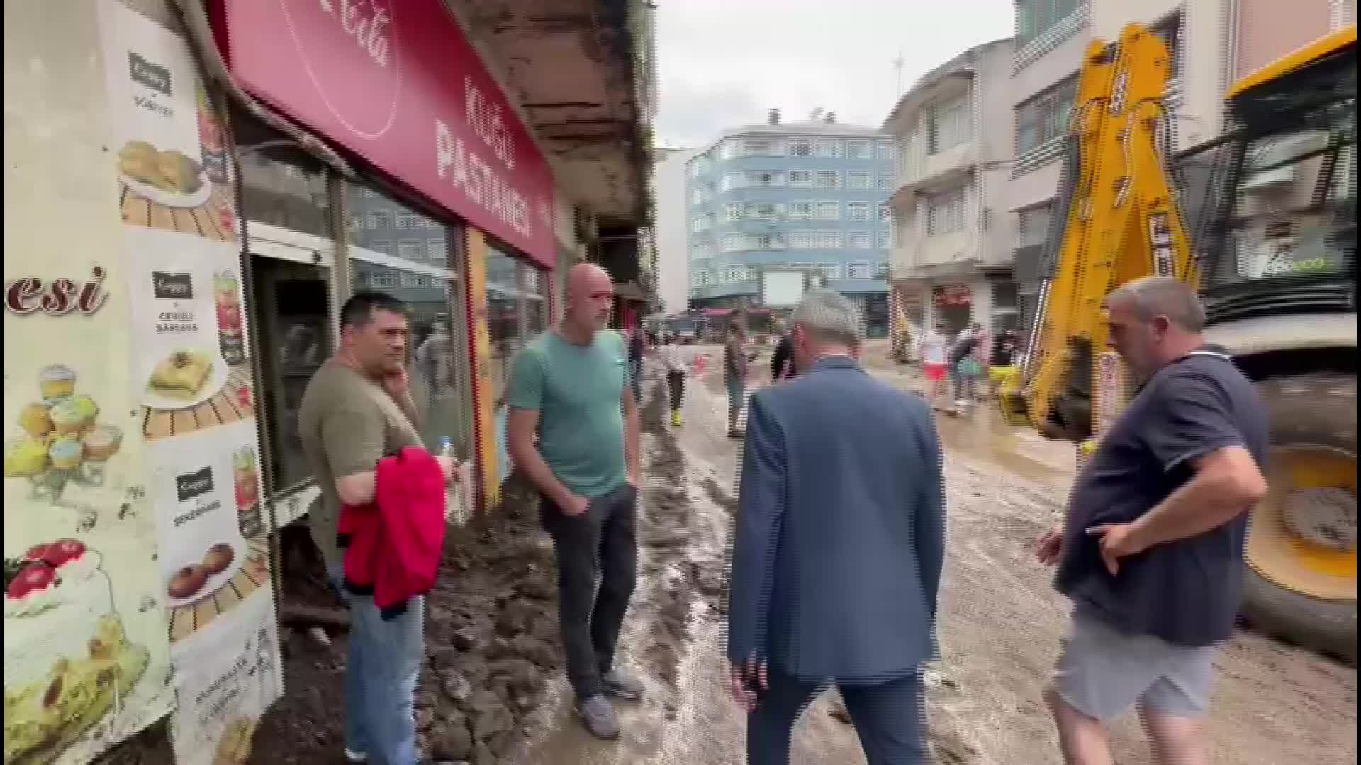 MUSTAFA ADIGÜZEL, SELİN VURDUĞU ALTINORDU’DA İNCELEME YAPTI: DERENİN ÜSTÜ KAPATILDI, SU YATAĞINI BULAMAYINCA ÇARŞININ İÇİNE PATLADI