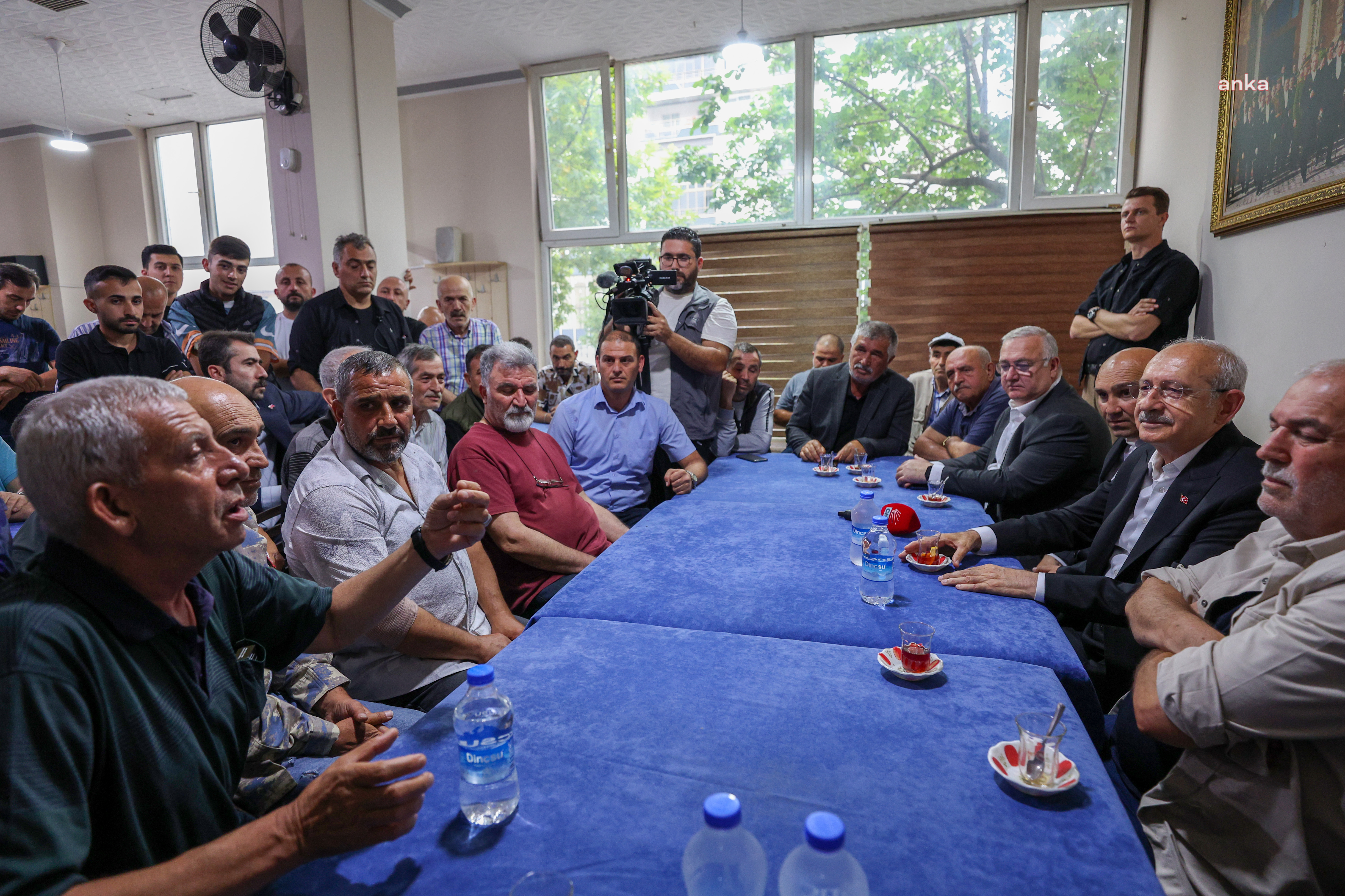 KEMAL KILIÇDAROĞLU, KAHVEHANEDE VATANDAŞLARLA SOHBET ETTİ