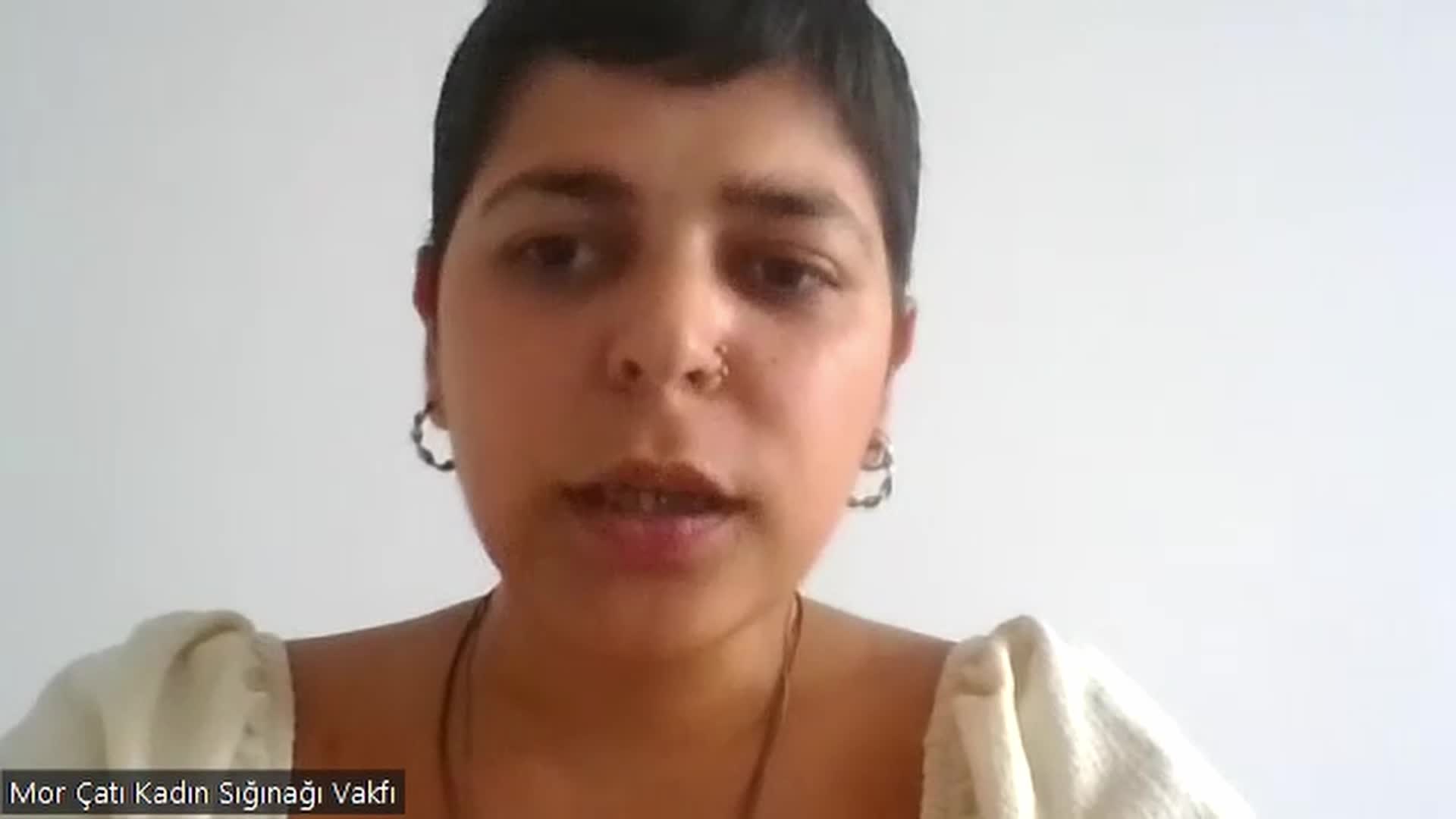 MOR ÇATI KADIN SIĞINAĞI VAKFI’NDAN BİRGÜL KARAKAŞ: “DEPREMZEDE KADINLAR, ‘ŞİDDET DEĞİL, BARINMA İHTİYACI’ DENİLEREK SIĞINMA EVLERİNDEN GERİ ÇEVRİLİYOR”