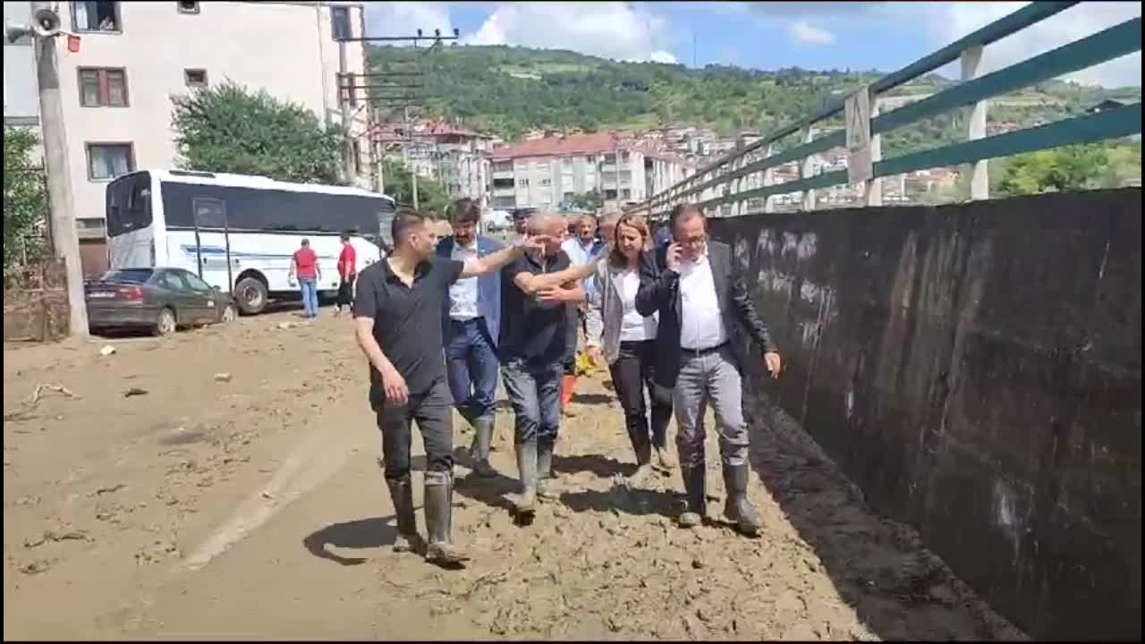CHP GENEL BAŞKAN YARDIMCISI DİNÇER, MİLLETVEKİLLERİ İLE SELDEN ETKİLENEN ZONGULDAK'IN DEVREK İLÇESİNDE İNCELEMELERDE BULUNDU