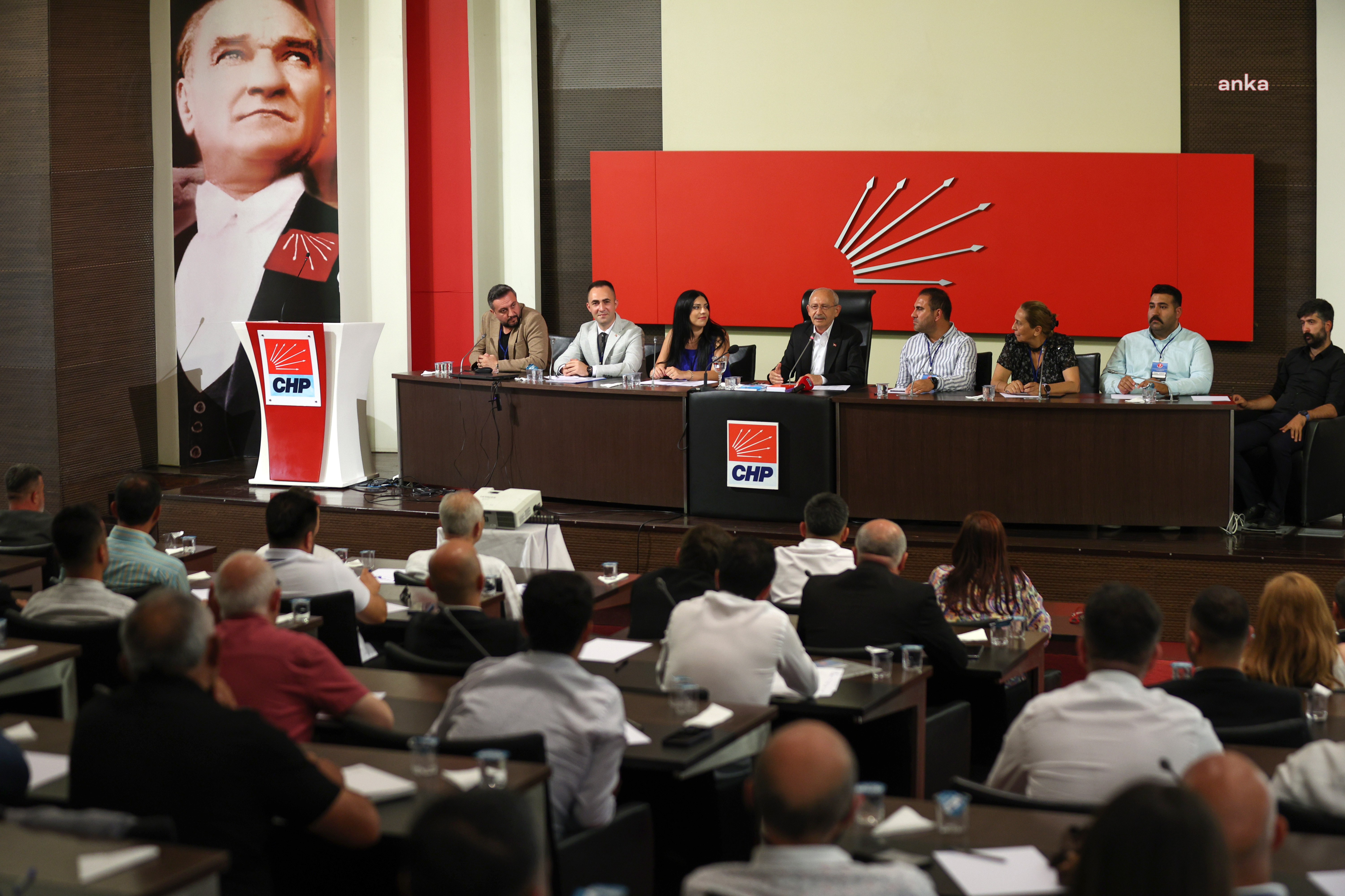CHP LİDERİ, KILIÇDAROĞLU GÖNÜLLÜLERİ KAPANIŞ TOPLANTISINA KATILDI