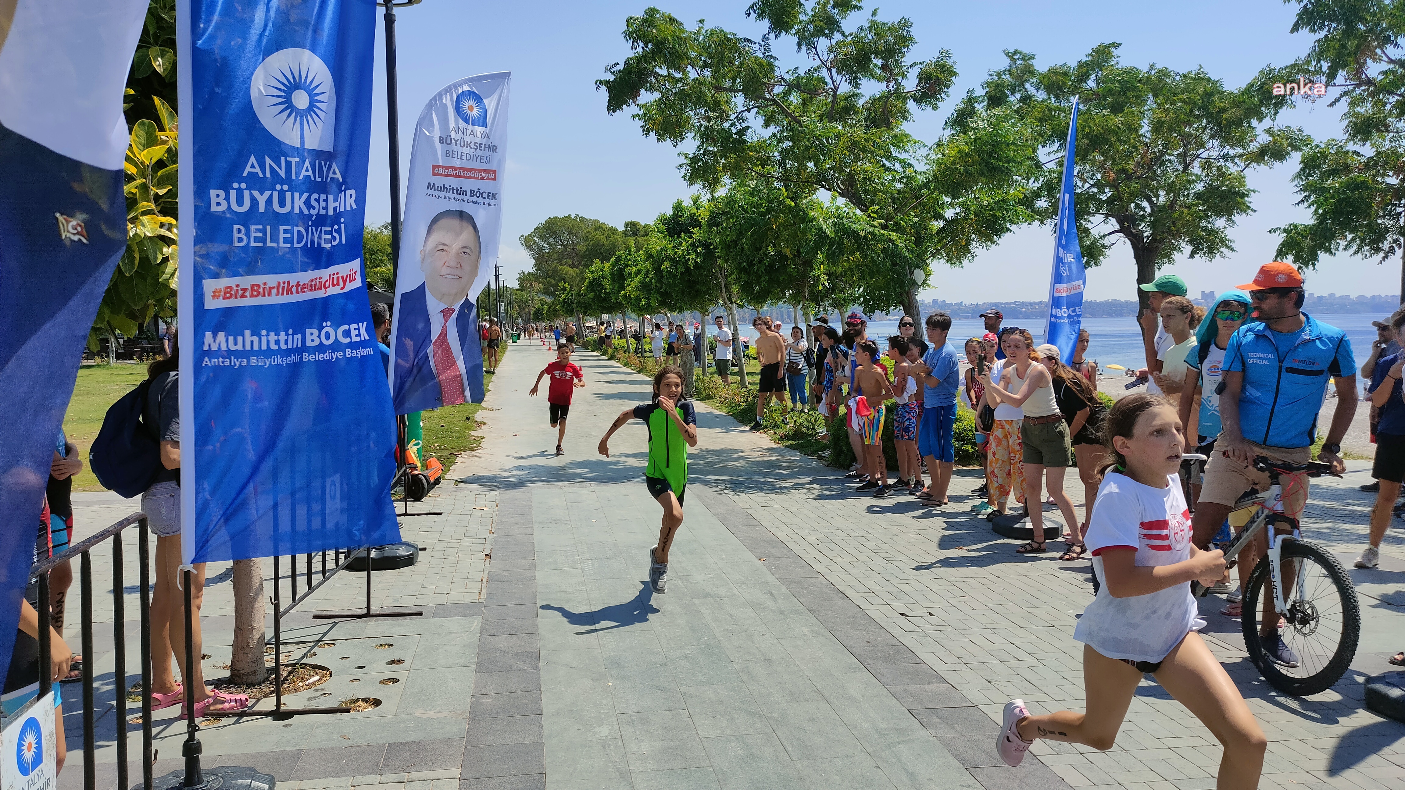 ANTALYA'DA GENÇ SPORCULAR HEM YARIŞTI HEM EĞLENDİ