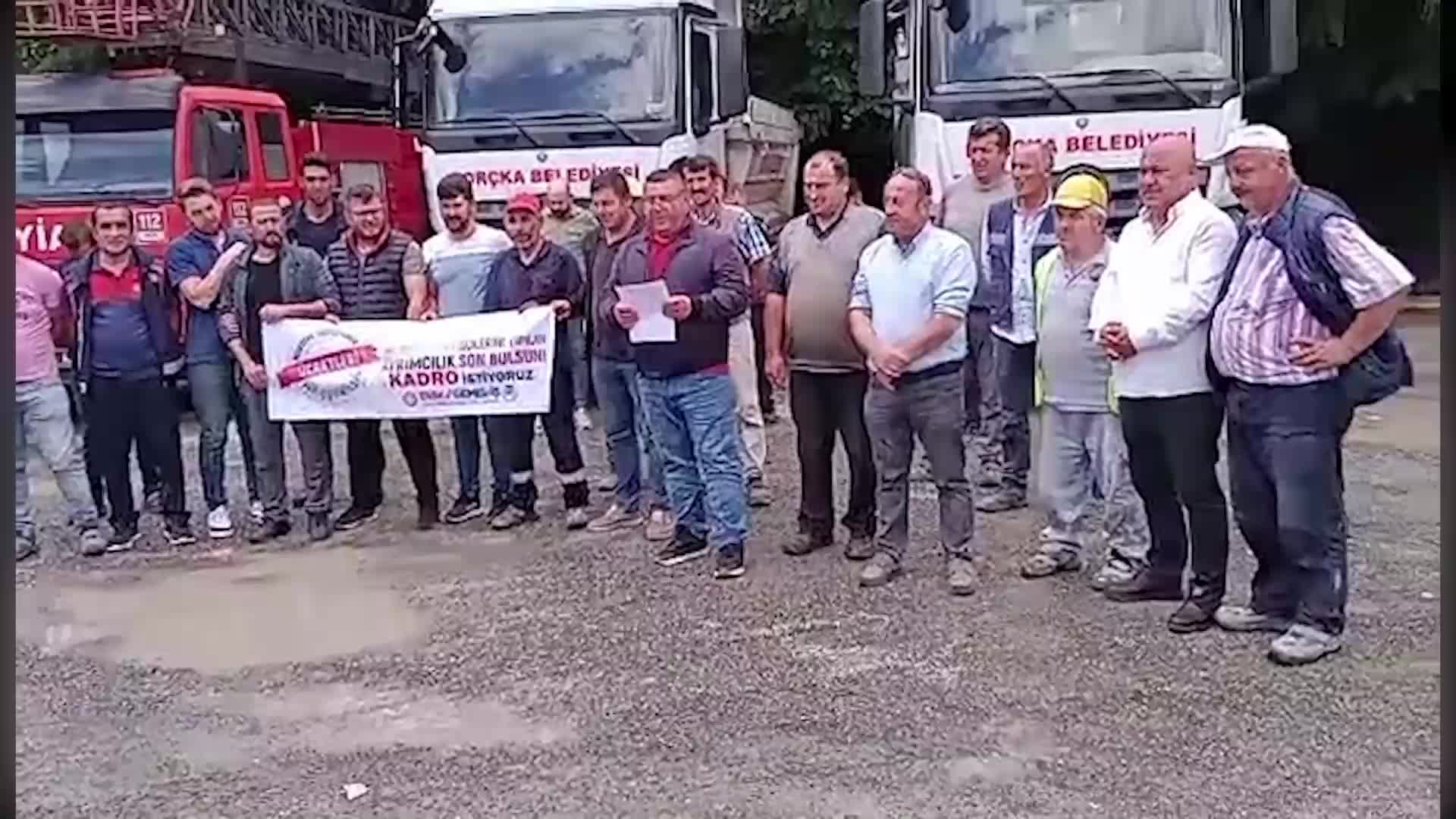 BORÇKA BELEDİYESİ’NİN ŞİRKETLERİNDE ÇALIŞAN İŞÇİLER, KADRO TALEBİYLE İŞ BIRAKMA EYLEMİ YAPTI