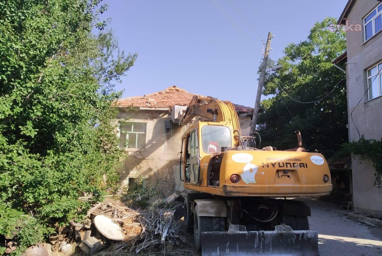 SEYDİŞEHİR’DE METRUK BİNALAR YIKILIYOR