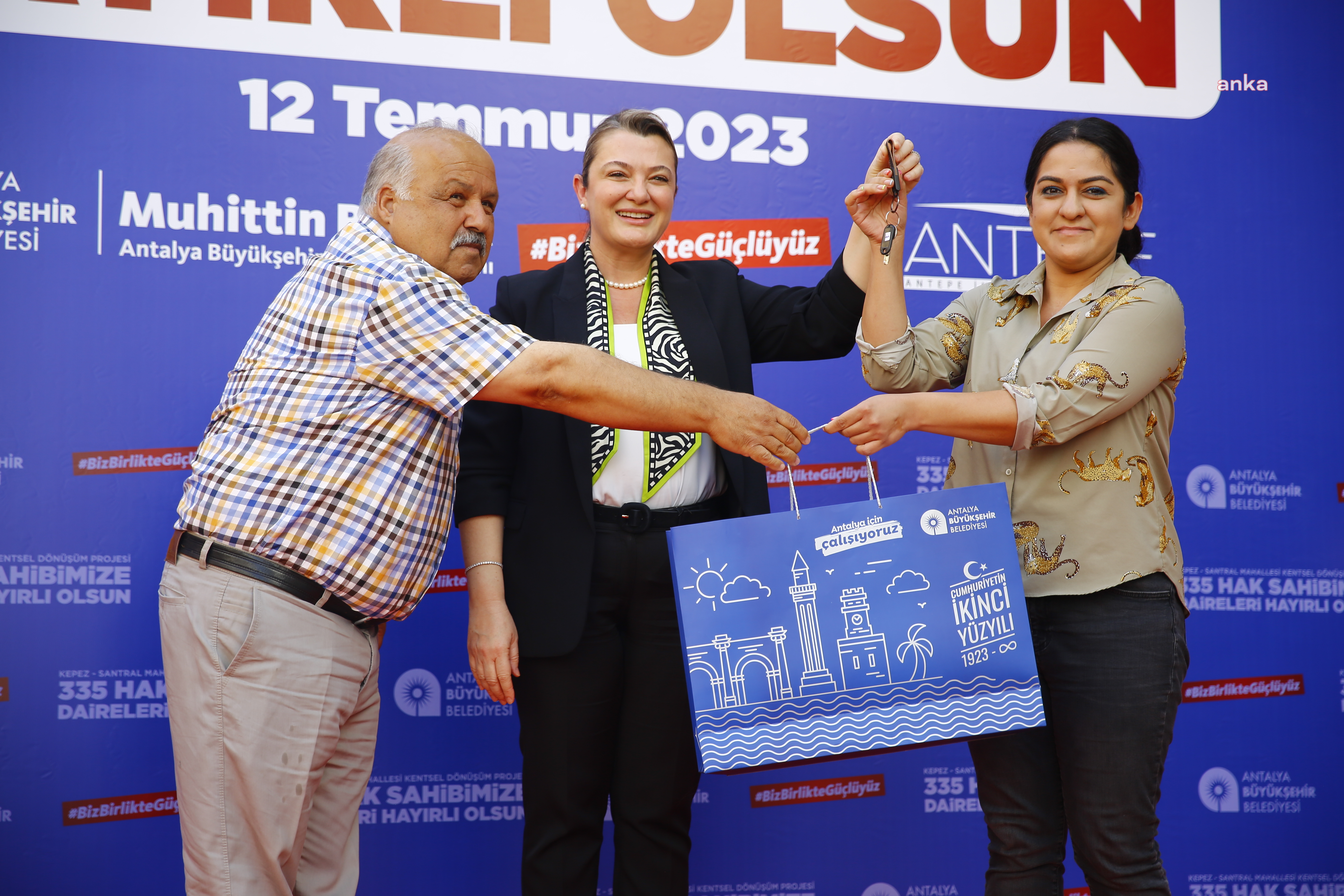 ANTALYA BÜYÜKŞEHİR 8 BLOKTA 441 DAİREYİ HAK SAHİPLERİNE TESLİM ETTİ