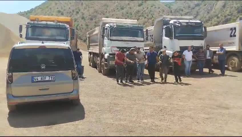 MALATYA'DA TAŞIMACILIK HİZMETİ YAPAN KAMYON ŞOFÖRLERİ İŞ BIRAKTI