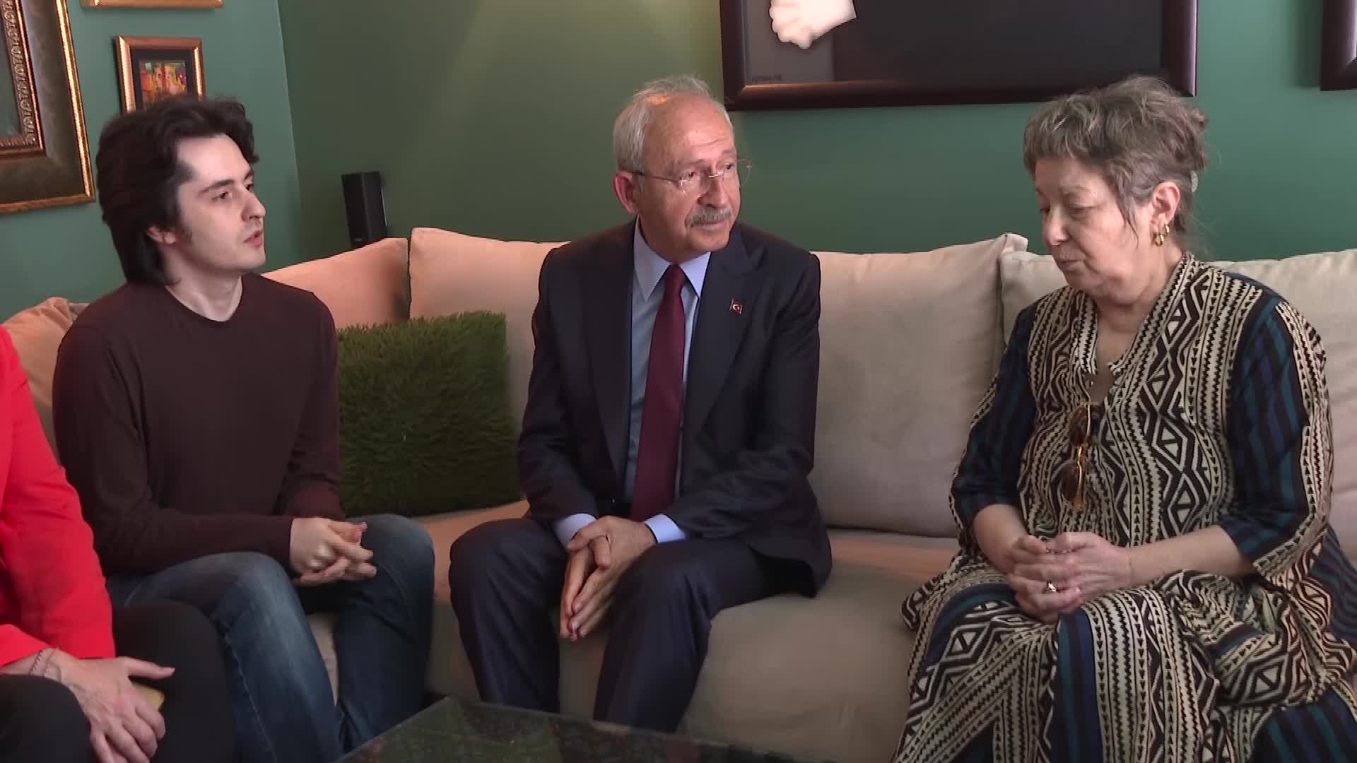 KEMAL KILIÇDAROĞLU'NDAN SANATÇI ÖZKAN UĞUR’UN AİLESİNE TAZİYE ZİYARETİ