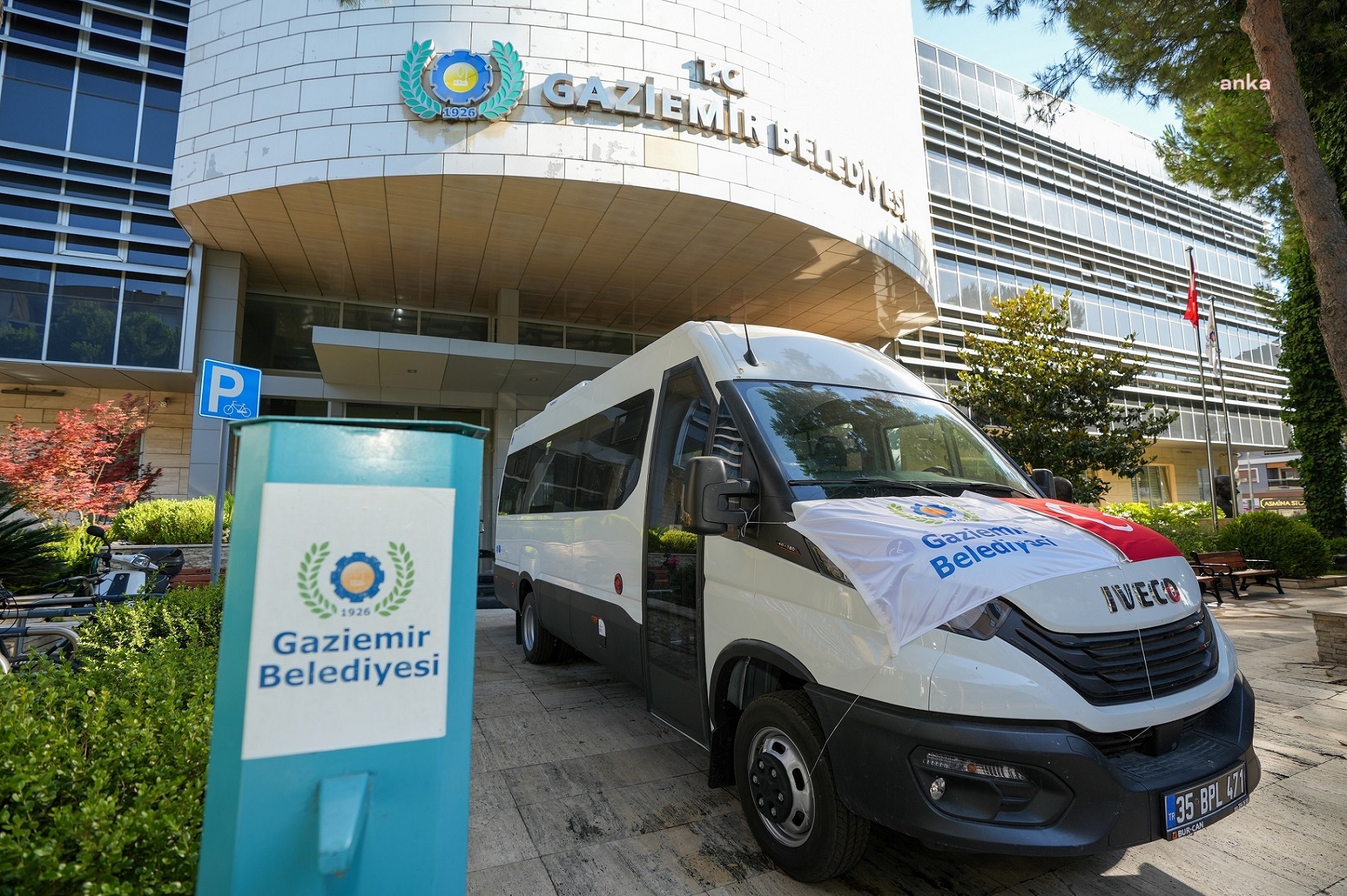 GAZİEMİR BELEDİYESİ’NE YENİ ENGELLİ ARACI