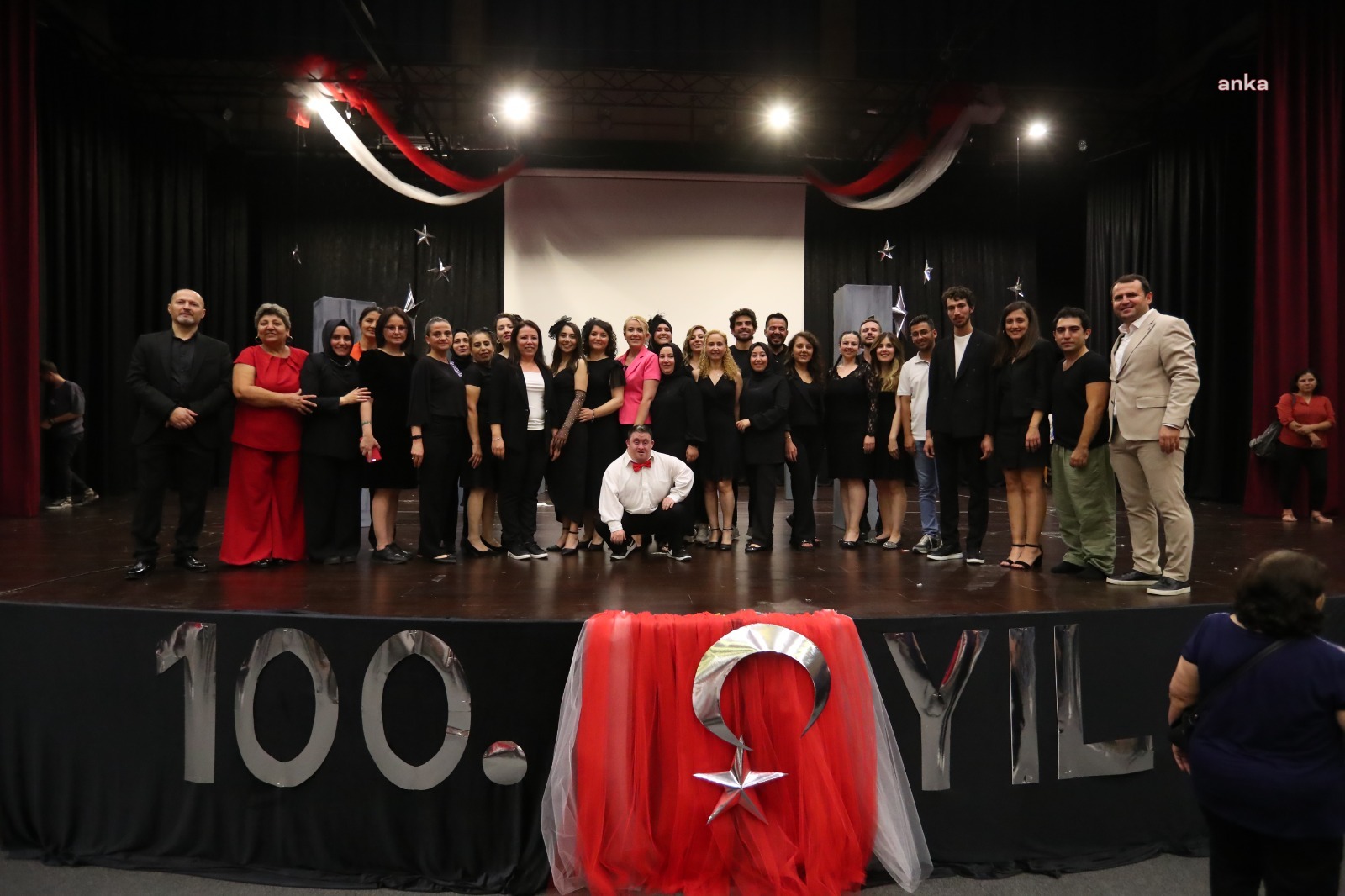 MERKEZEFENDİ'DE ÖZEL ÖĞRENCİLERİN PERFORMANSI AYAKTA ALKIŞLANDI