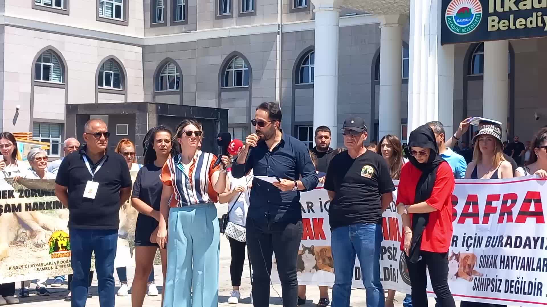 HAYVAN HAKLARI DERNEKLERİ, 300 KÖPEĞİ ÖLDÜRDÜĞÜNÜ İDDİA ETTİKLERİ SAMSUN İLKADIM BELEDİYESİ'Nİ PROTESTO ETTİ