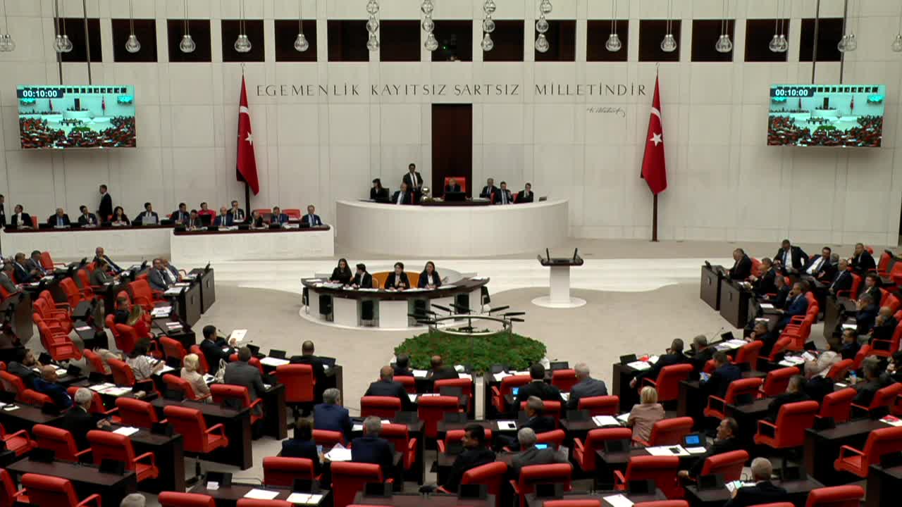ELİF ESEN: “BİRKAÇ AY ÖNCE HEPİMİZ TV’LERDE BAĞIŞ KAMPANYASINI İZLEDİK. BU PARALAR NERELERDE? BAĞIŞLAR NEREDE KULLANILDI?”