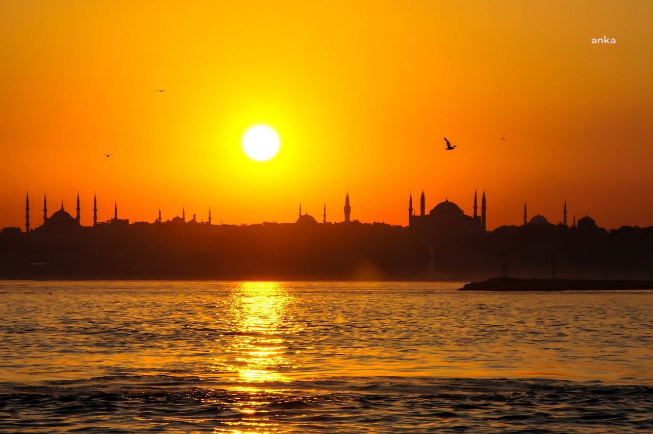 AKOM’DAN İSTANBUL’DA BUGÜN VE YARIN SICAK HAVA UYARISI: MEVSİM NORMALLERİNİN 6-8 DERECE ÜZERİNE YÜKSELECEK