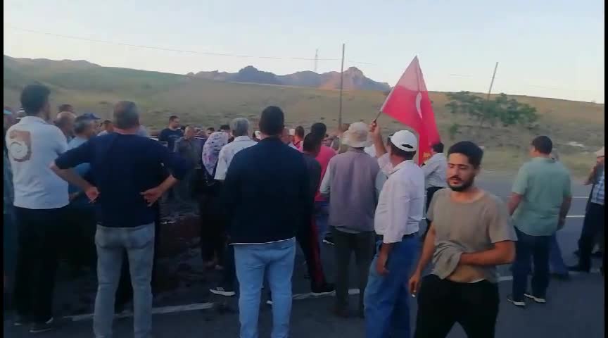ULUKIŞLALI KİRAZ ÜRETİCİLERİ SATAMADIKLARI KİRAZI, KARAYOLUNA DÖKTÜ