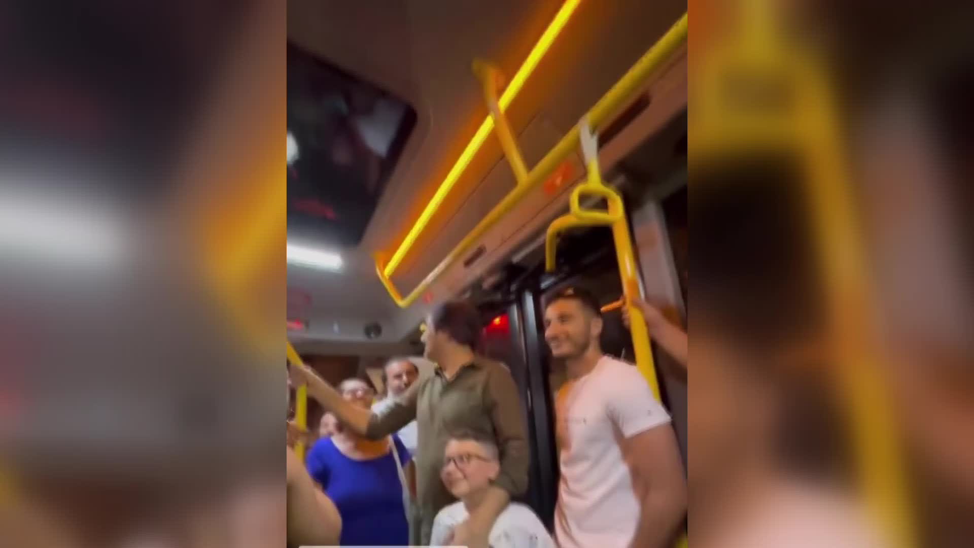MAHSUN KIRMIZIGÜL İZMİR’DE 'MİNİBÜS' KONSERİ VERDİ
