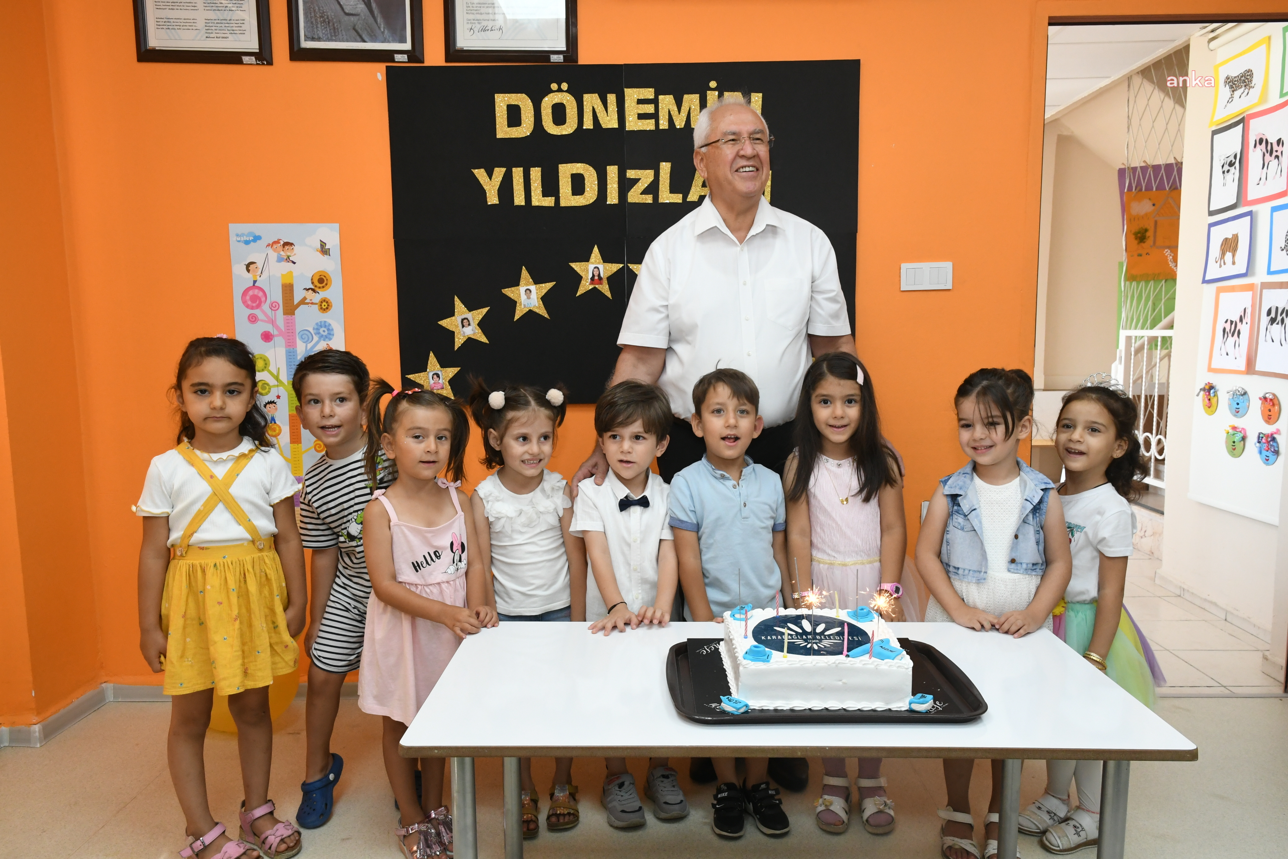 KARABAĞLAR BELEDİYE BAŞKANI SELVİTOPU, MİNİKLERLE PASTA KESTİ