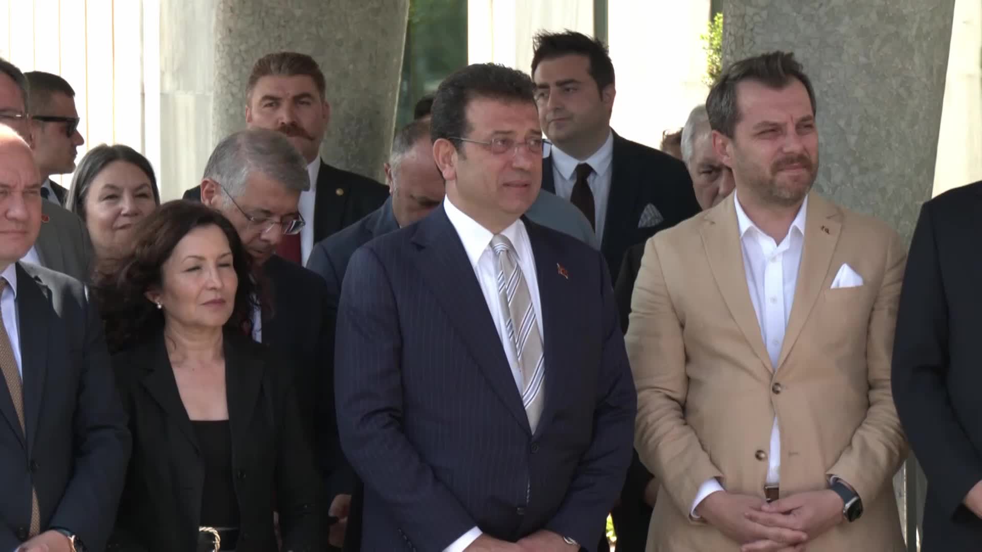 İBB’DE 15 TEMMUZ ANMASI... İMAMOĞLU: “UYARILARA RAĞMEN TERÖR ÖRGÜTÜNE BÜYÜK İMKÂNLAR SAĞLANDIĞI GÜNLERİ BU ÜLKE VE DEVLETİMİZ YAŞAMIŞTIR”