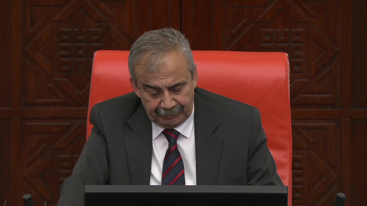 VELİ AĞBABA: “BU ÜLKENİN VERGİ REKORTMENLERİ SİZİN BEŞLİ ÇETELERİNİZ DEĞİL. BU ÜLKENİN VERGİ REKORTMENLERİ HER GÜN BEBEK BEZİ ALAN ANNELER”