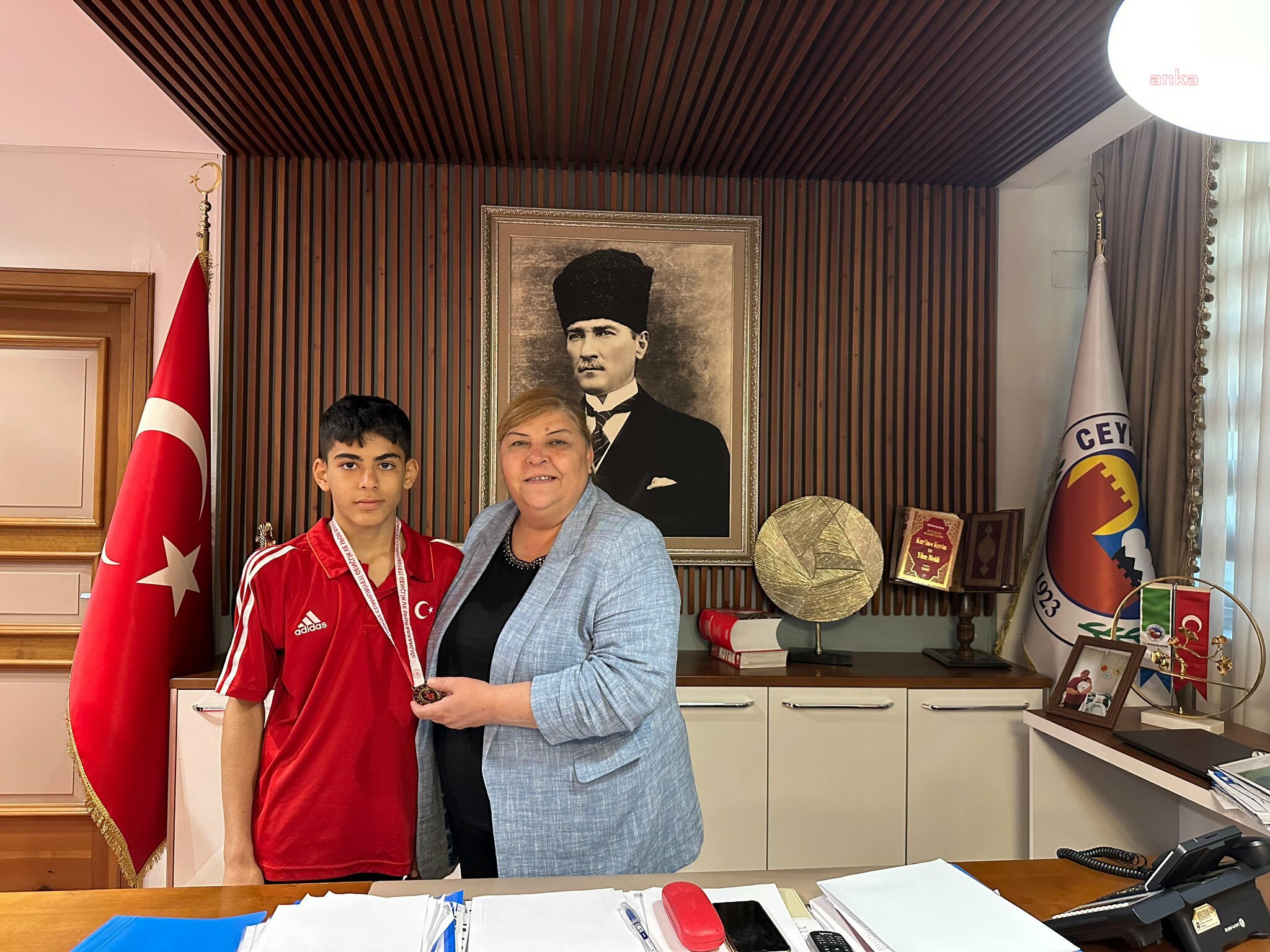 CEYHAN BELEDİYE BAŞKANI ERDEM, ŞAMPİYON GÜREŞÇİ YİĞİT HAMZA EGEMEN’İ KUTLADI