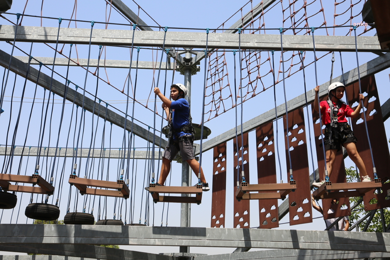 KÜÇÜKÇEKMECE’DE ÜCRETSİZ GİRİLEN MACERA PARKLARINA BÜYÜK İLGİ