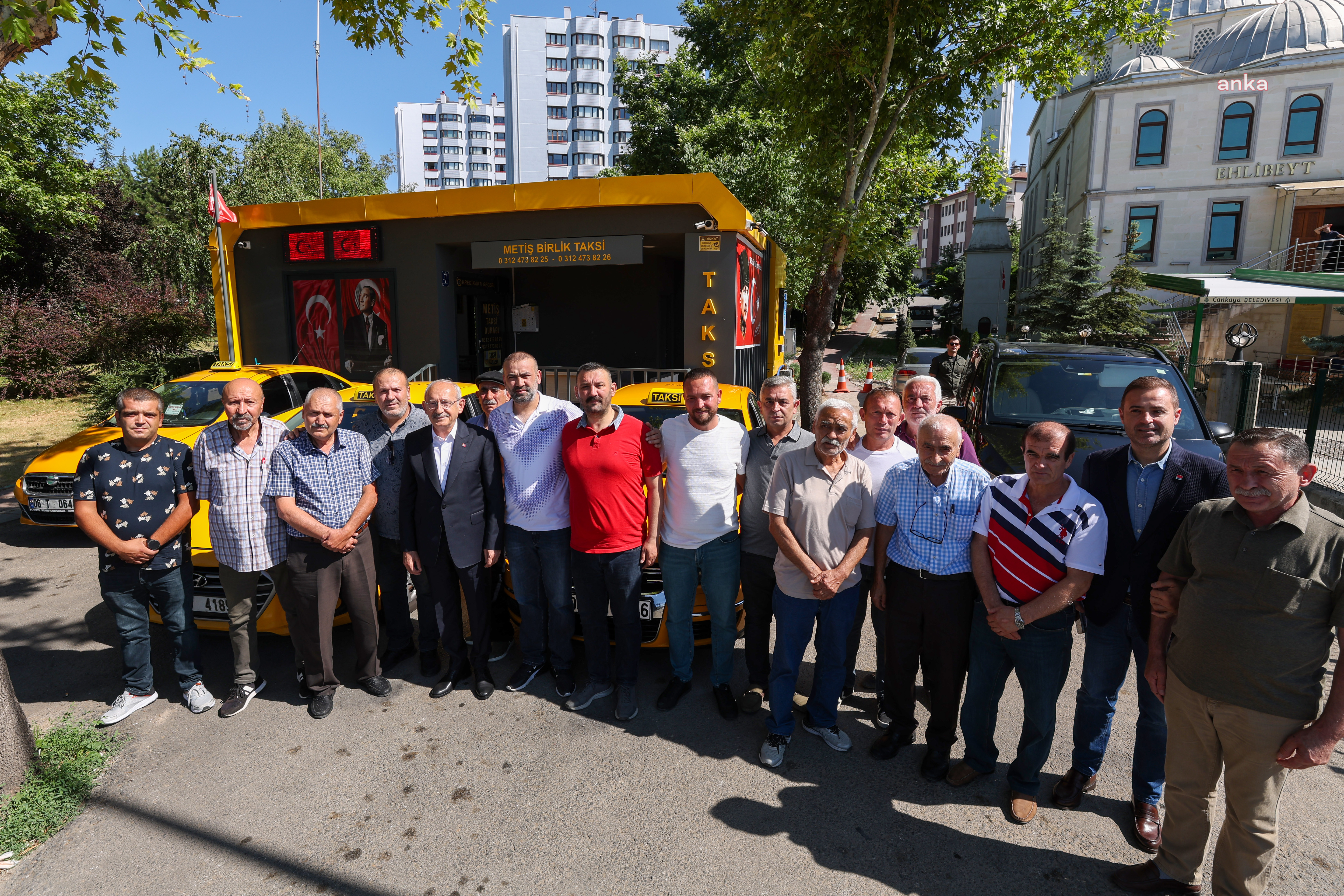 KEMAL KILIÇDAROĞLU, DURAKTA TAKSİCİLERLE BİR ARAYA GELDİ