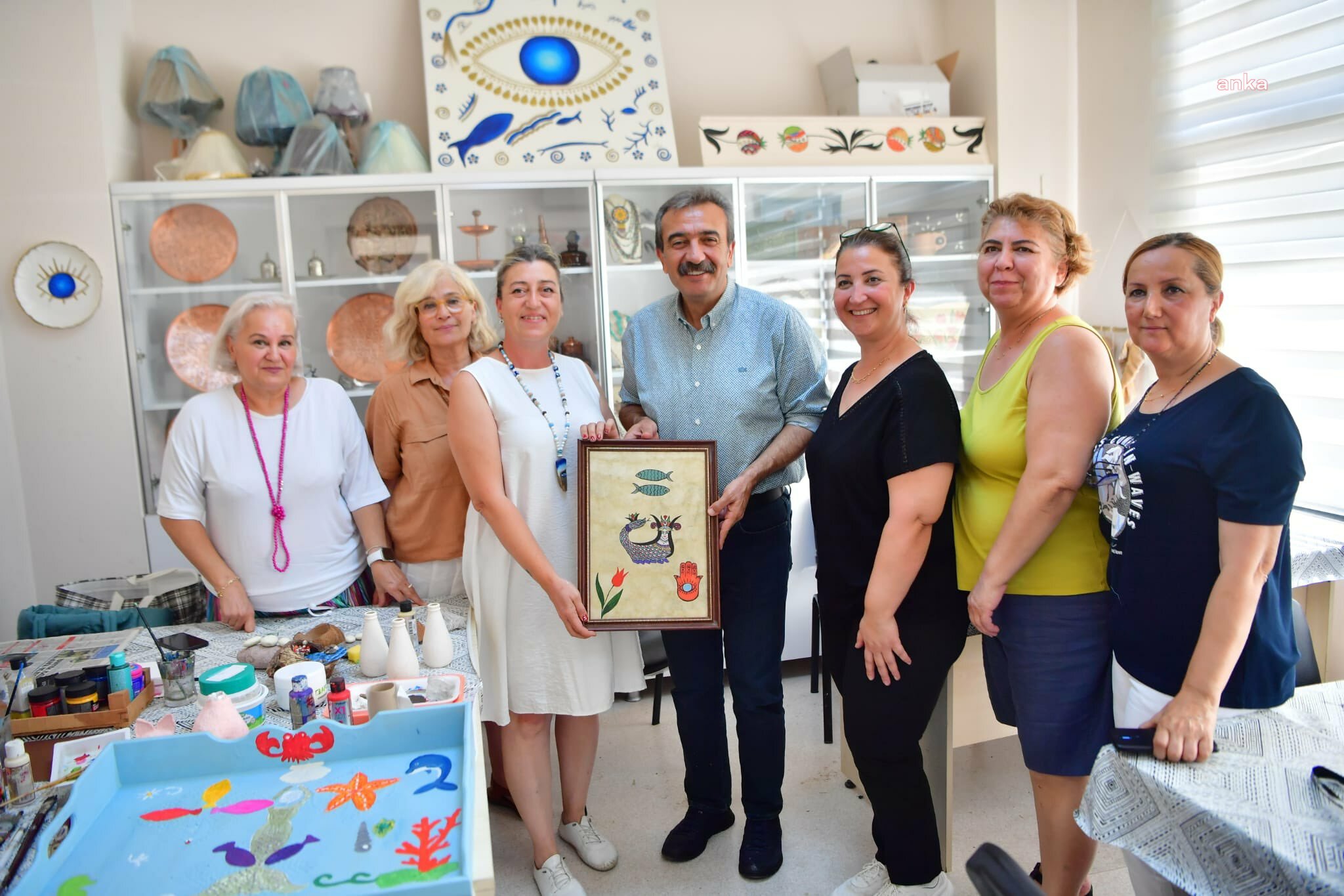 ÇUKUROVA BELEDİYE BAŞKANI ÇETİN, SERAMİK VE CAM ALTI BOYAMADAKİ HÜNERLERİNİ SERGİLEDİ