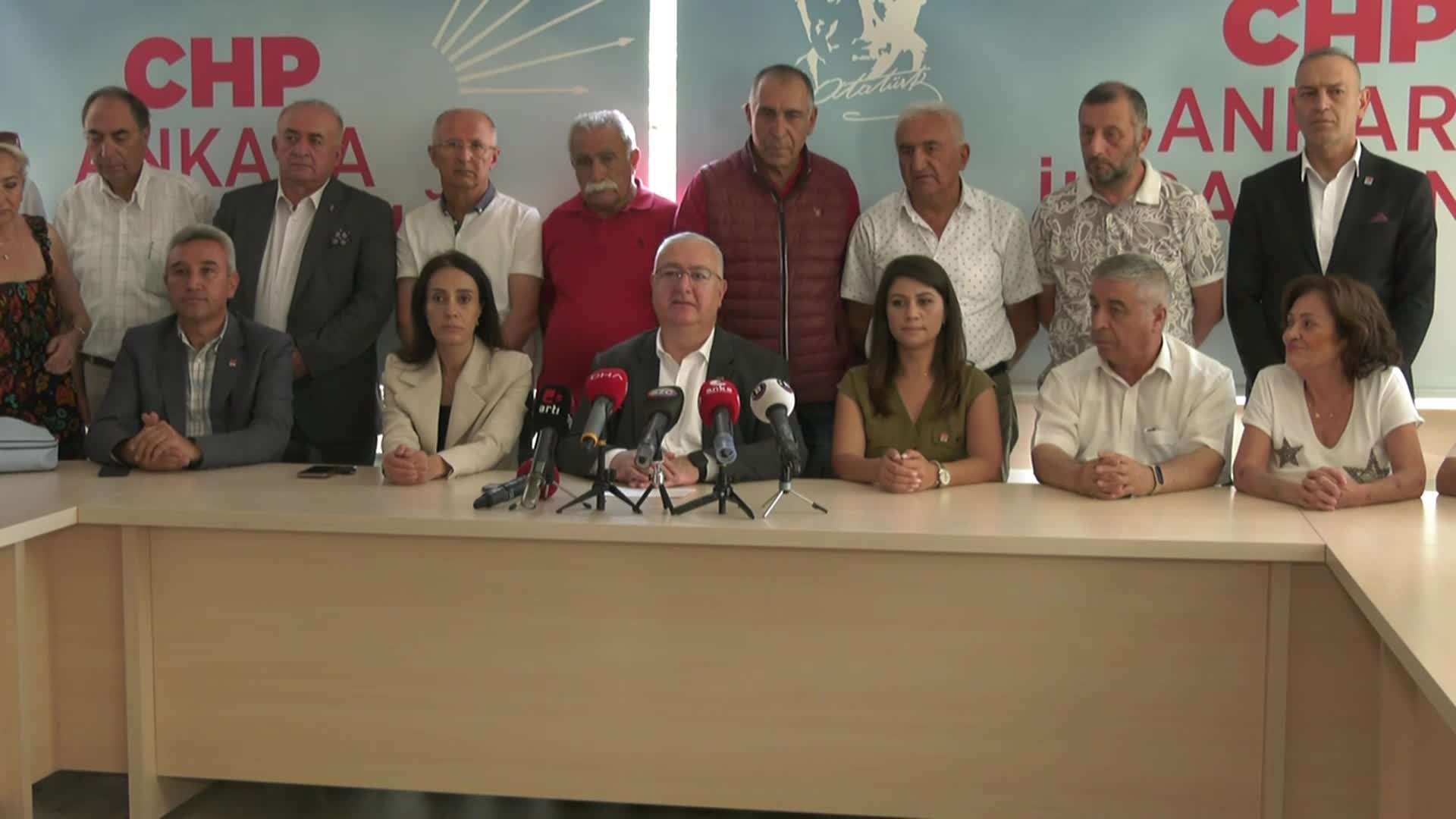 CHP 81 İLDE ZAMLARI PROTESTO ETTİ… AKILLI: “MİLLETE ÇAY KAŞIĞIYLA VERDİĞİNİ KEPÇEYLE ALIYOR. 85 MİLYONU BEŞLİ ÇETELERE MAHKÛM EDİYOR”