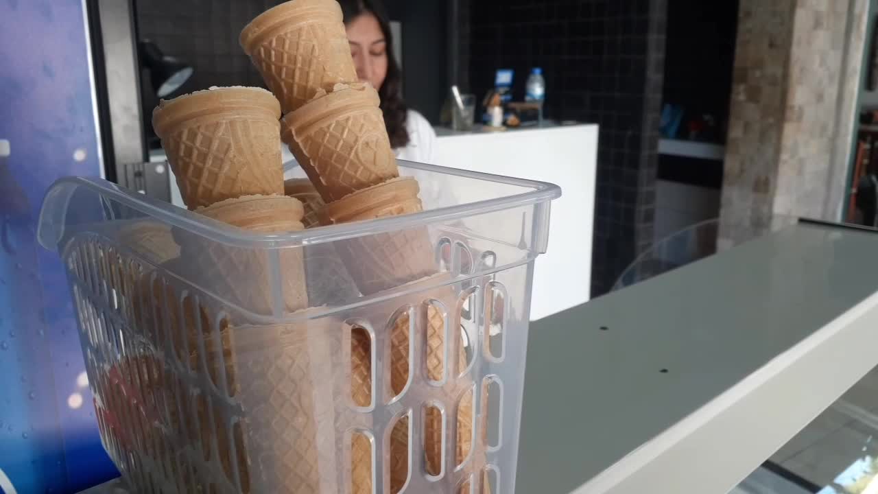 OSMANİYELİ KAFE İŞLETMECİSİ: “SATIŞA BAŞLADIĞIMIZ İLK GÜN ELEKTRİK KESİNTİSİNE MARUZ KALDIK. 6 BİN LİRALIK ZARARIM VAR"