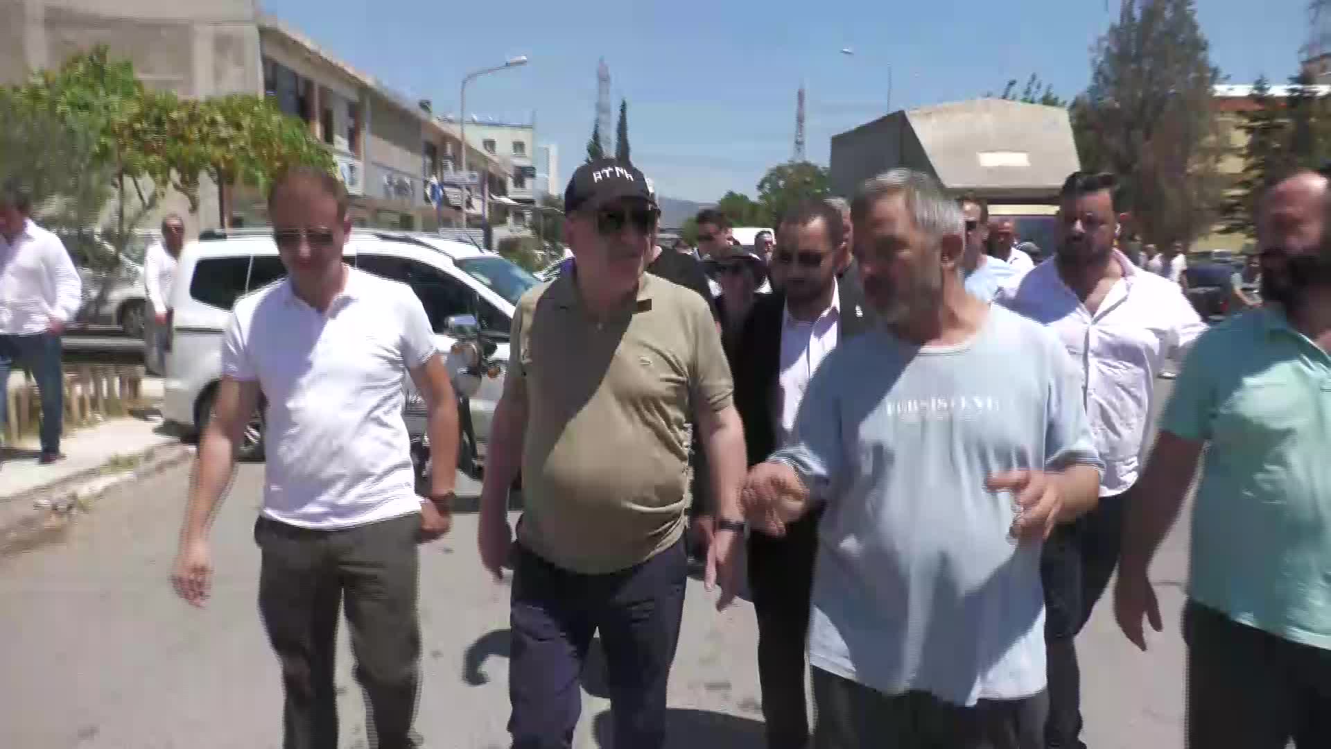 ÜMİT ÖZDAĞ, İZMİR’DE YOĞUNLUKLA SIĞINMACILARIN ÇALIŞTIĞI AYAKKABICILAR SİTESİ’Nİ ZİYARET ETTİ: “‘SURİYELİLER UCUZ İŞGÜCÜ’ DİYENLER, TÜRK İŞÇİSİNİN AÇ KALMASINI İSTEYENLERDİR”