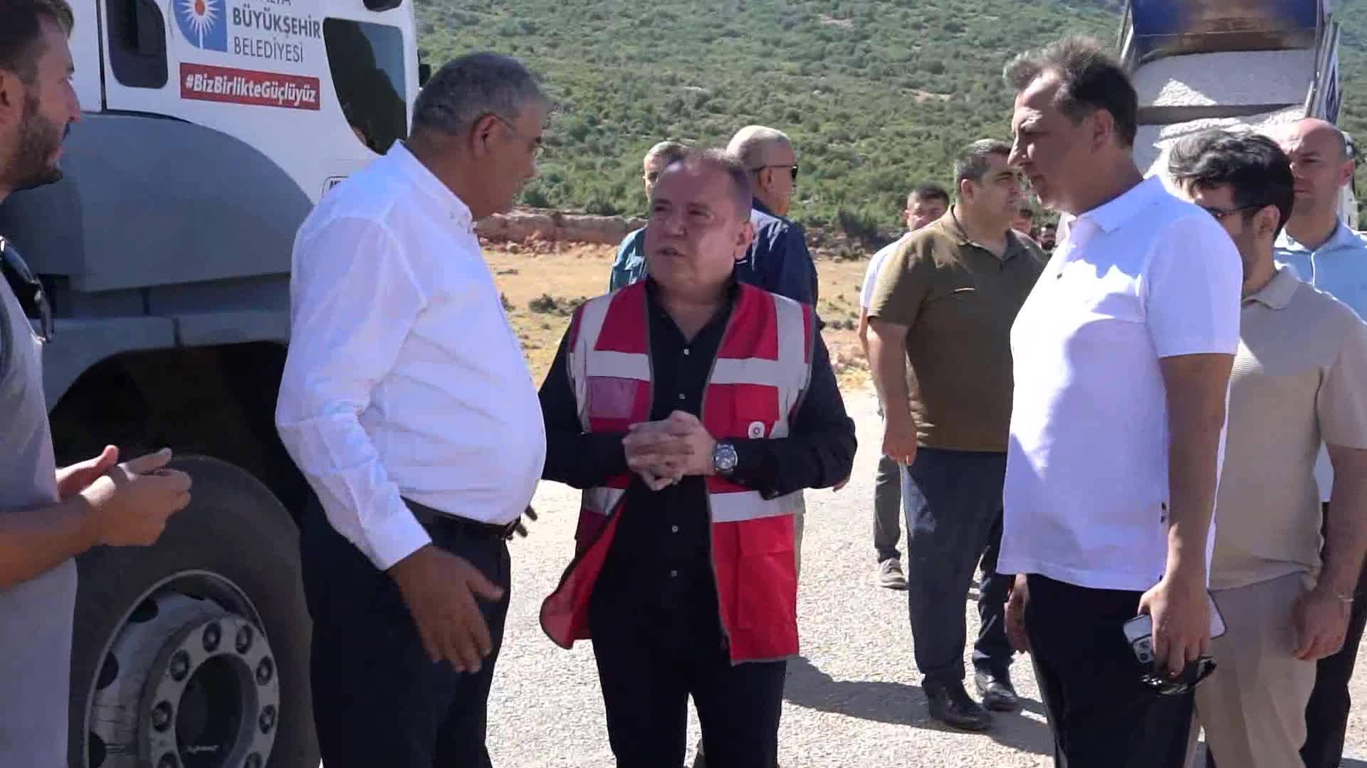 MUHİTTİN BÖCEK BİÇERDÖVERLE BUĞDAY HASADI YAPTI