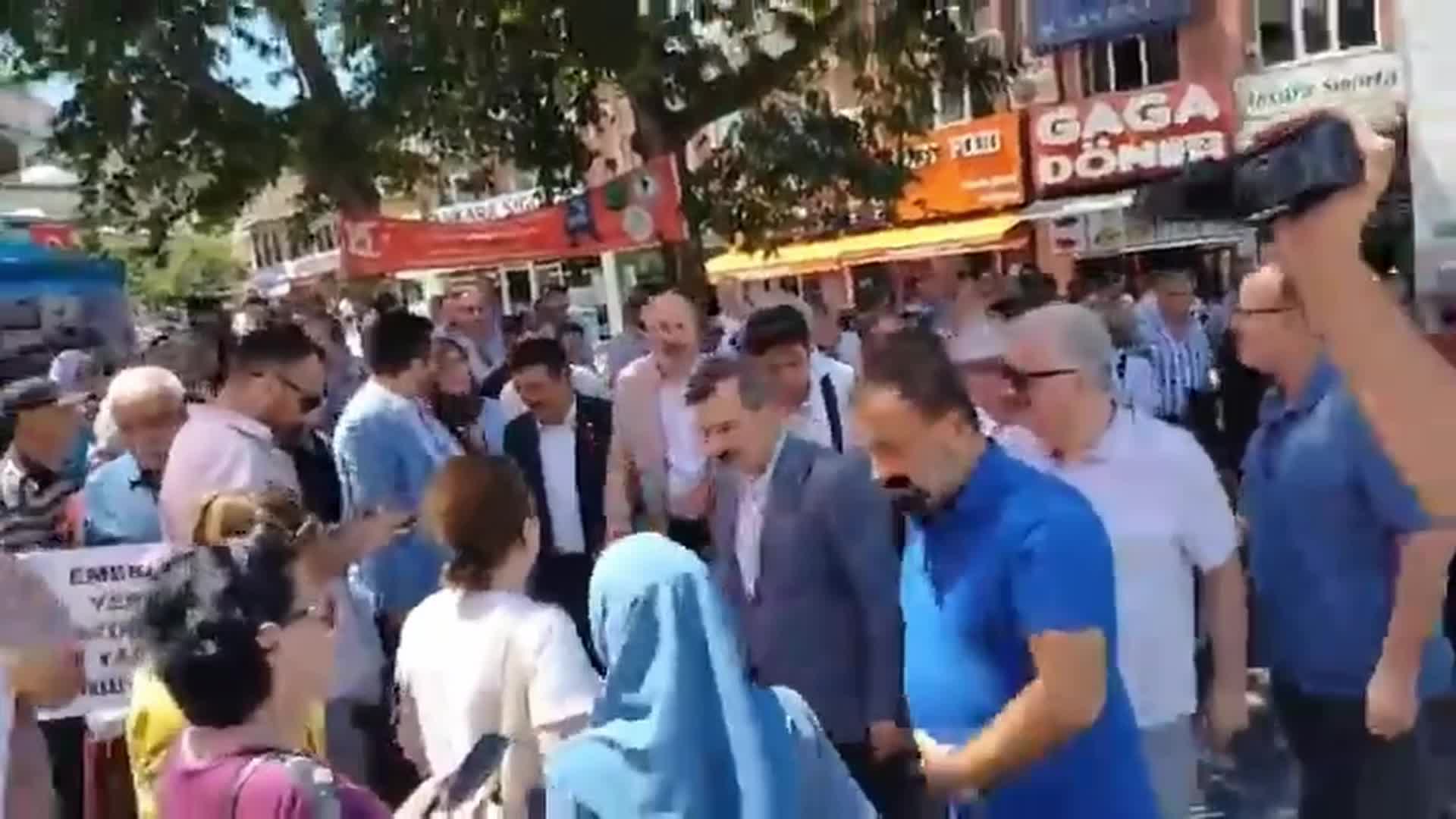 BURSA’DA AKP İL BAŞKANLIĞI’NIN ÖNÜNE BOŞ BENZİN BİDONU BIRAKMAK İSTEYEN İYİ PARTİLİ MİLLETVEKİLLERİNE POLİS ENGELİ