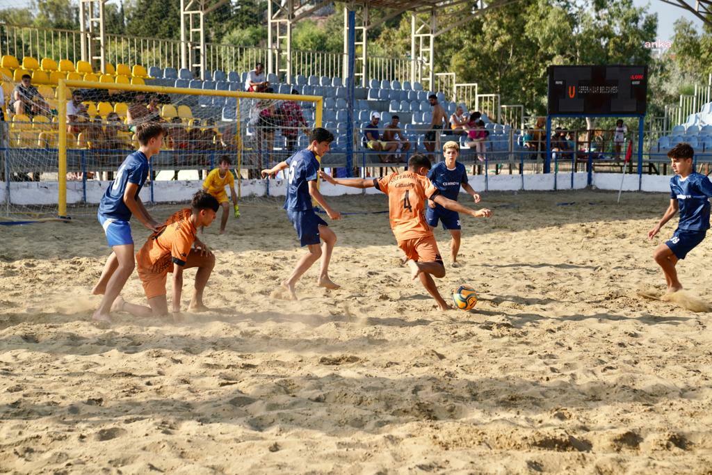 SEFERİHİSAR'DAKİ PLAJ FUTBOL TURNUVASINDA SAKİN ŞEHRİN GENÇLERİ ŞAMPİYON OLDU