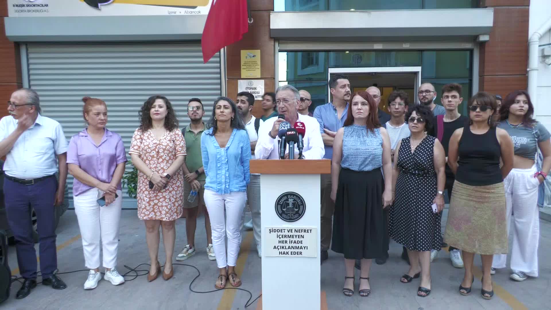 İZMİR BAROSU, ONUR HAFTASI ETKİNLİKLERİNE YÖNELİK POLİS MÜDAHALELERİYLE İLGİLİ SUÇ DUYURUSUNDA BULUNDU: "YAŞANAN TÜM HUKUKA AYKIRI EYLEM VE İŞLEMLERİN HESABINI YARGI ÖNÜNDE SORACAĞIZ"