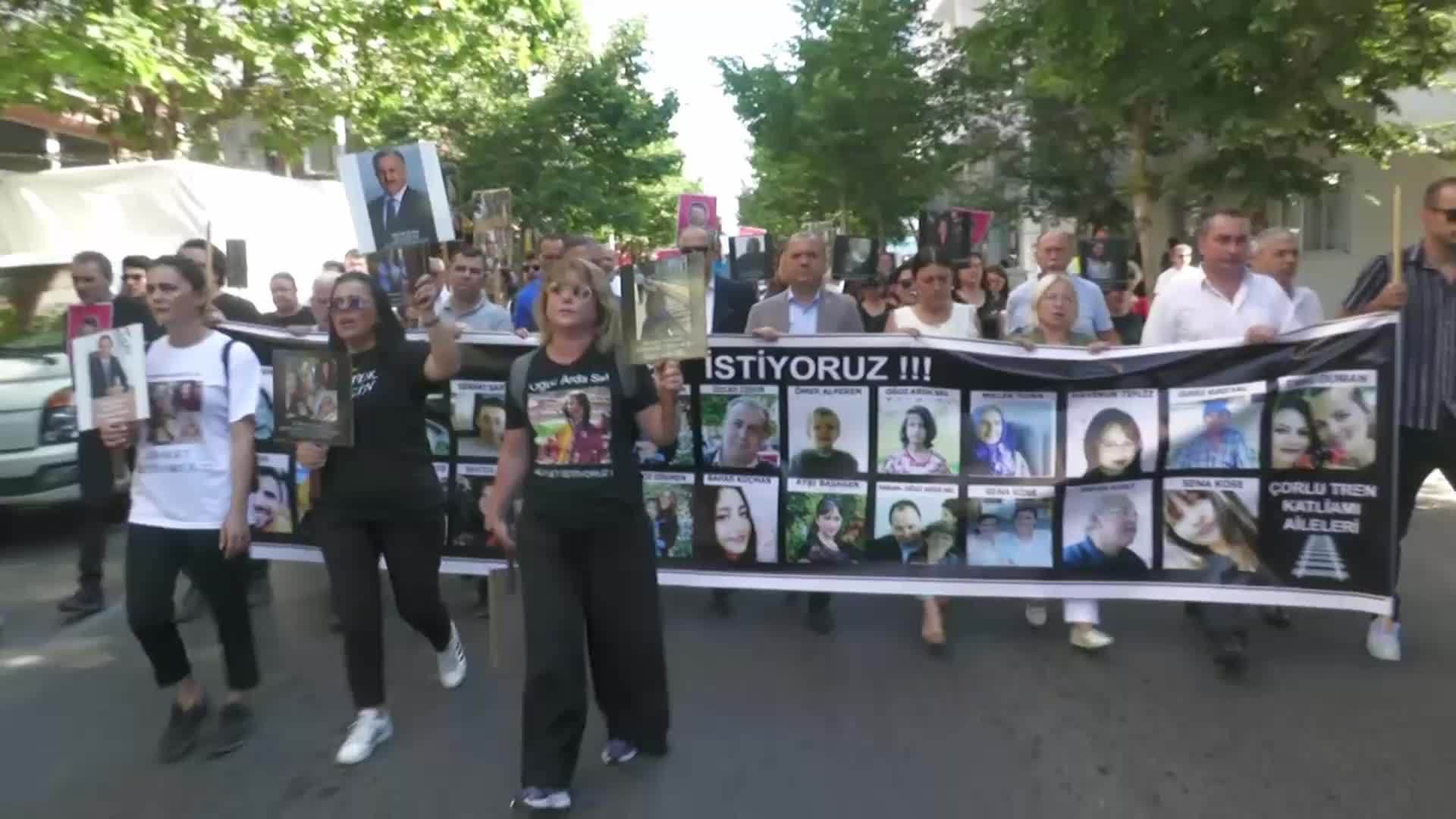 ÇORLU TREN KAZASINA İLİŞKİN DAVAYA DEVAM EDİLİYOR... MISRA ÖZ: "BİZ BURADAN ARTIK ELİMİZ BOŞ DÖNMEK İSTEMİYORUZ"