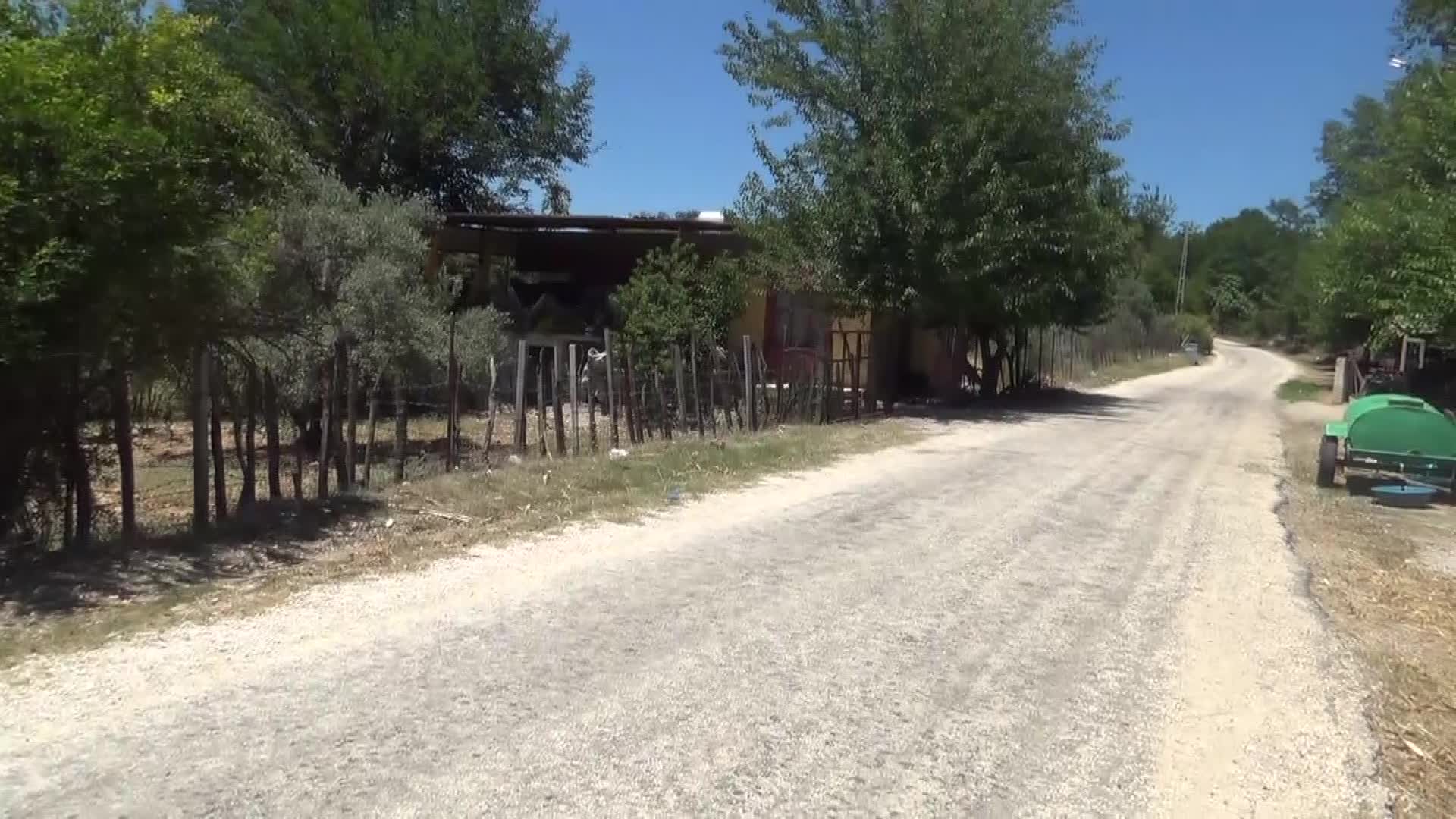 SU PROBLEMİ YAŞAYAN KADİRLİLİ KÖYLÜ VATANDAŞ: "İÇECEK SUYU KADİRLİ'DEN GETİRİYORUZ, İNEKLERE DE KUYUDAN KOKAN SU VERİYORUZ"