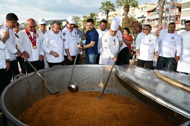 KUŞADASI, BİR KEZ DAHA ‘HAYAT SOKAKTA’ DİYECEK