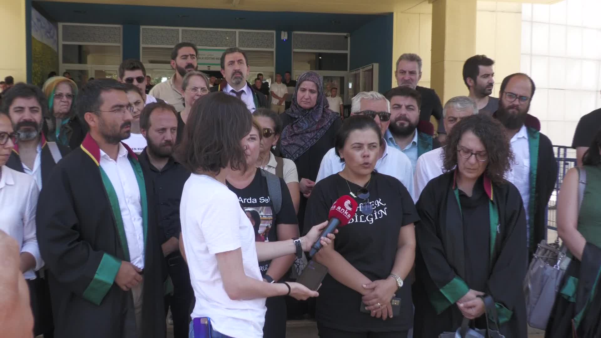 ÇORLU TREN KAZASI DAVASI 1 EYLÜL'E ERTELENDİ... AİLELER VE AVUKATLAR DURUŞMA SONRASI BASIN AÇIKLAMASI YAPTI : "HALA GÜVENLİ ULAŞIMI SAĞLAYAMAYAN DEMİR YOLLARI BİZE ÖLÜM SAÇIYOR"