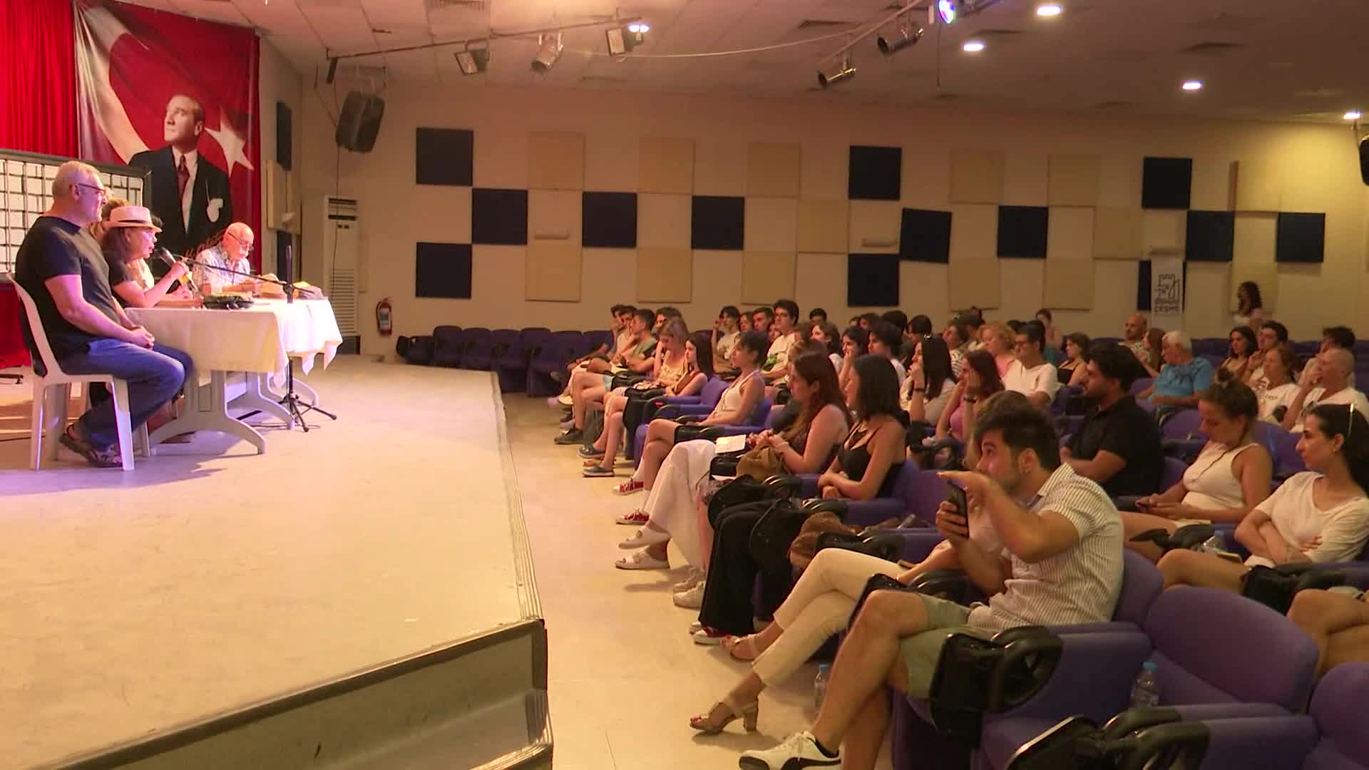 TUNÇ SOYER 16. TİYATRO BULUŞMASI’NDA KONUŞTU: "TARİH BOYUNCA EZENLER DE KAYBETMEYİ YAŞAMIŞ. HİÇ MERAK ETMEYİN"