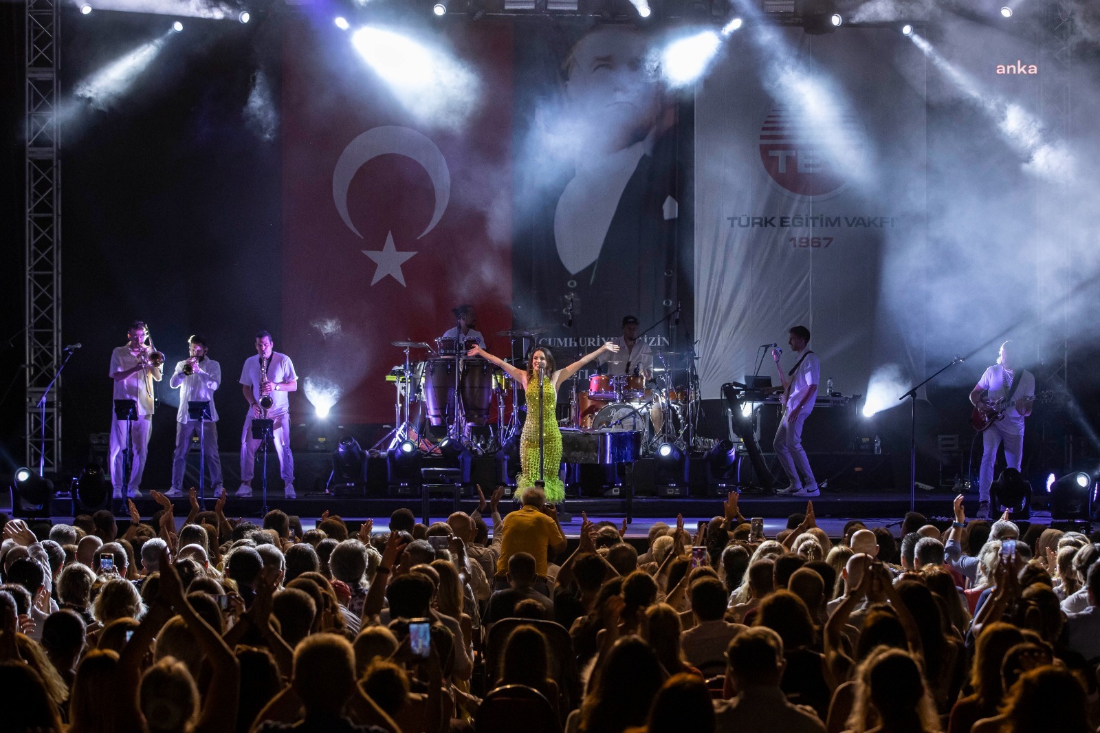 KARSU, TEV'İN EĞİTİMDE FIRSAT EŞİTLİĞİ İÇİN DÜZENLEDİĞİ GECEDE ÇEŞME'DE SAHNE ALDI
