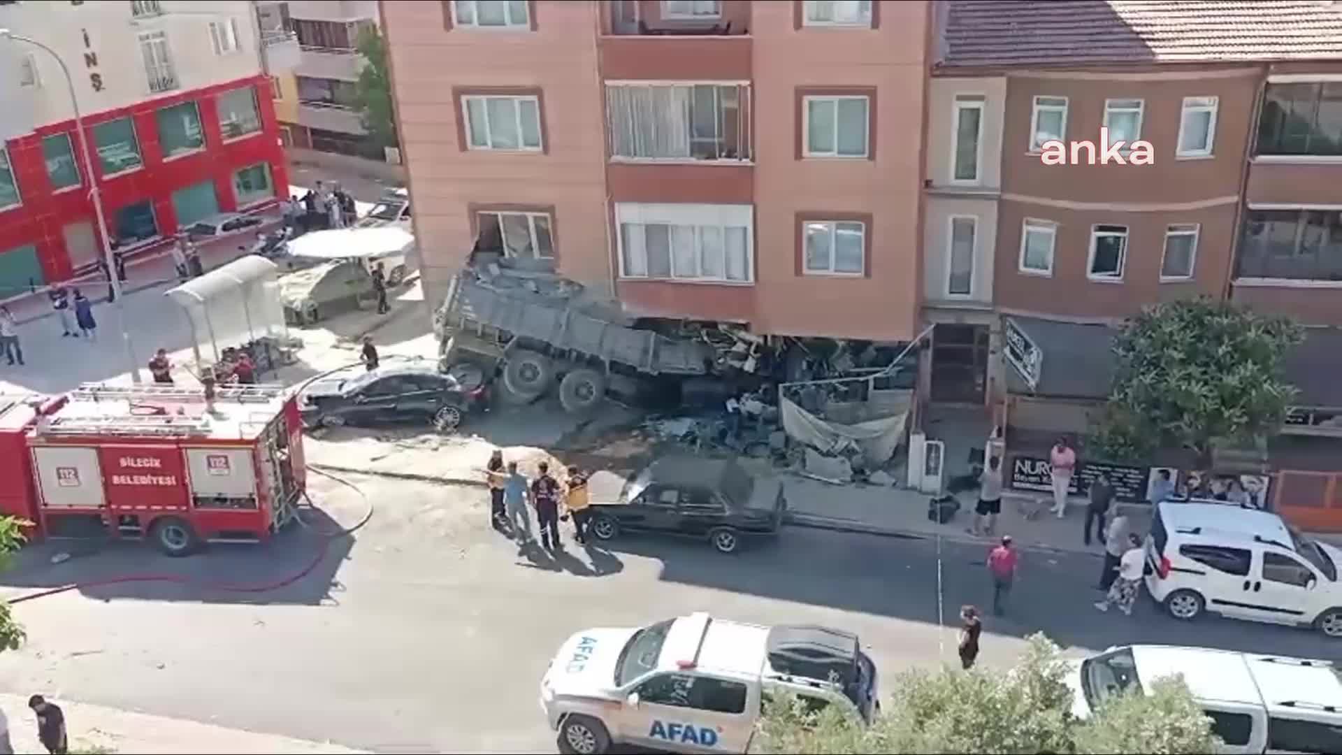 BİLECİK’TE FRENİ PATLAYAN KAMYON, ÜÇ OTOMOBİLİN ARDINDAN APARTMANA ÇARPTIKTAN SONRA DURDU. 3 KİŞİ YARALI