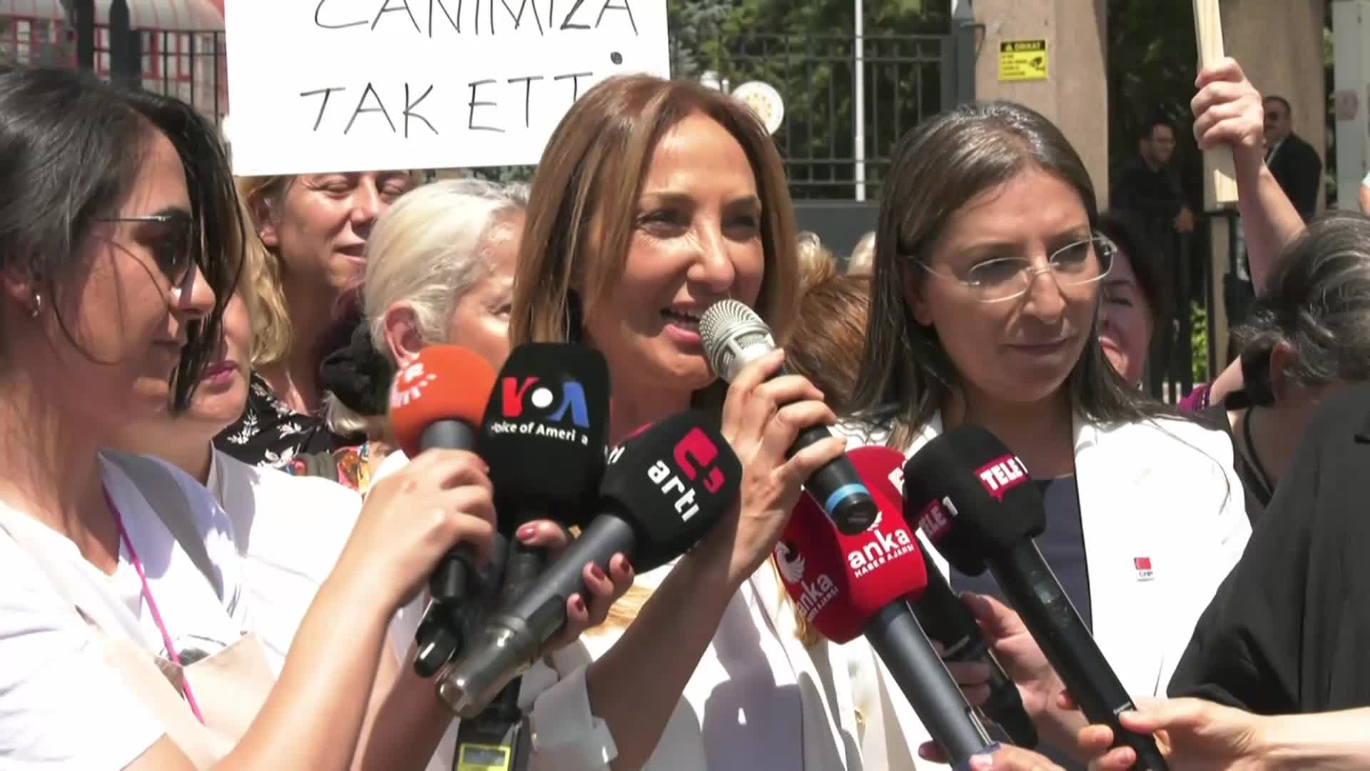 CHP'Lİ KADINLAR ZAMLARI EPDK ÖNÜNDE PROTESTO ETTİ... NAZLIAKA: "BİRİLERİ SARAY'DA EJDER MEYVELİ SMOOTHİE İÇERKEN HALKI KURU EKMEĞE MAHKUM ETTİLER"
