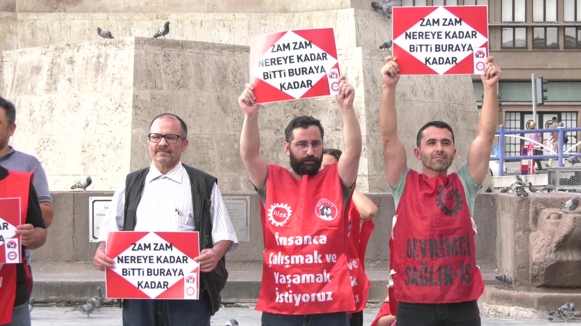 DEV SAĞLIK-İŞ SENDİKASI, GERİYE DÖNÜK HAKLARININ ÖDENMEMESİNİ PROTESTO ETTİ: “ÖDEME SÜRESİ UZADIKÇA YOKSULLAŞIYORUZ”