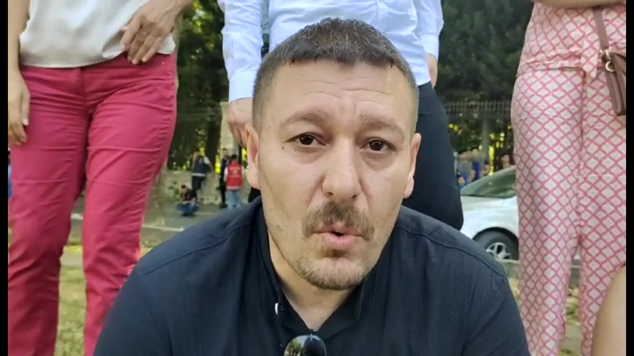 CUMARTESİ ANNELERİNE DESTEK VEREN BARO BAŞKANLARINA POLİS ABLUKASI... VAN BARO BAŞKANI ÖZARAZ: "ABLUKA ALTINA ALINIYORUZ. İDARE, KEYFİ VE KENDİNE GÖRE BİR KARAR ÇIKARIP UYGULAMAYA ÇALIŞIYOR"