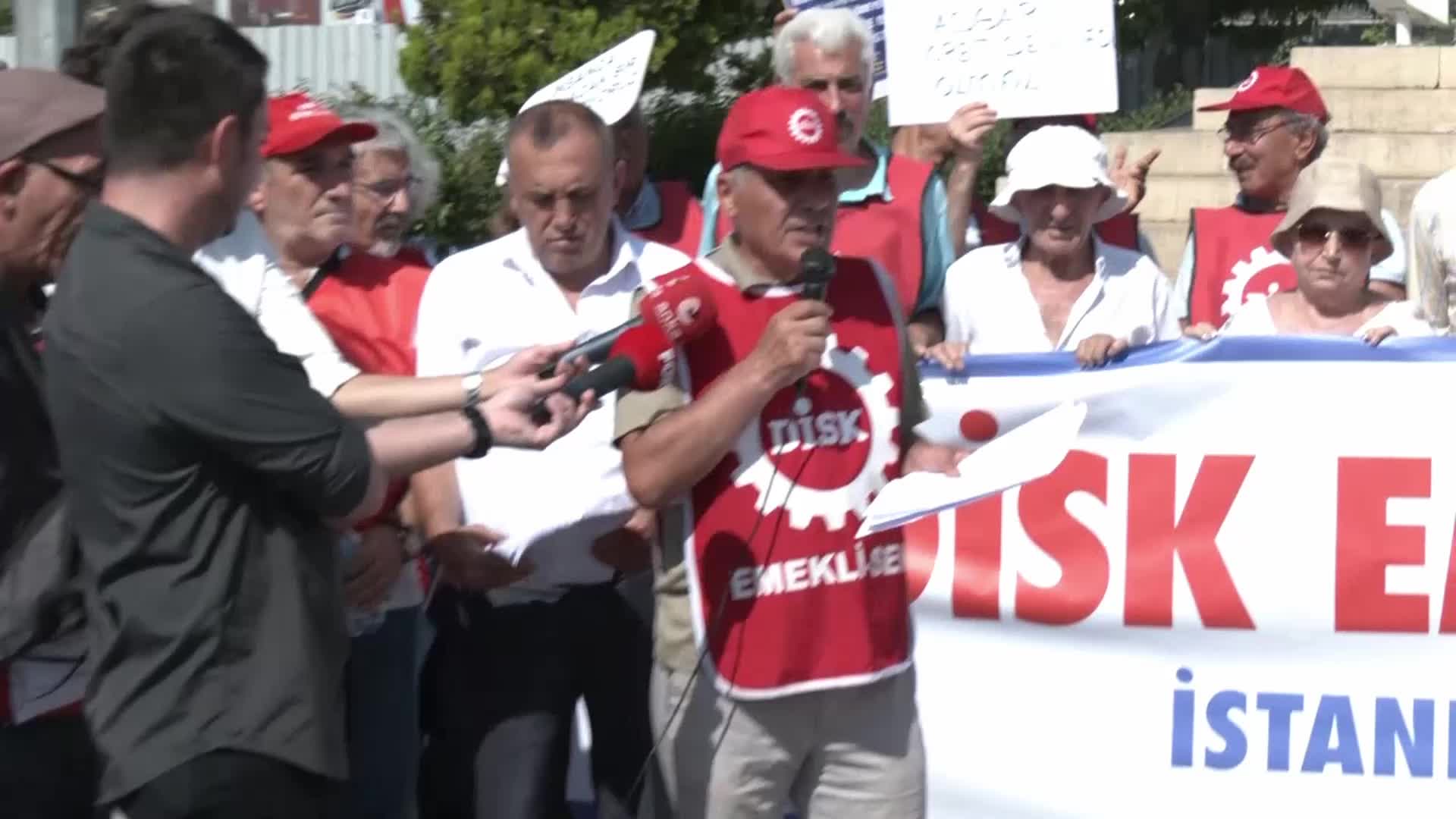 DİSK EMEKLİ-SEN’DEN İSTANBUL’DA “TEMSİLİ TABUTLA" ZAM PROTESTOSU: “VERGİ VE HARÇLARA YAPILAN FAHİŞ ZAM, EN TEMEL TÜKETİM MADDELERİNE ERİŞMİ LÜKS HÂLİNE GETİRECEK"
