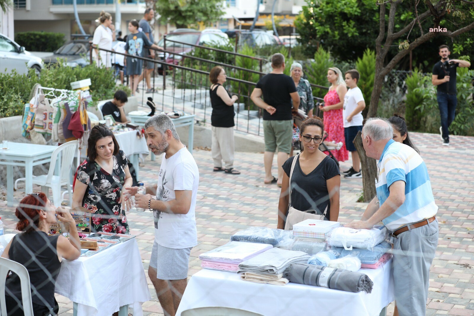 İZMİR'DE "NARLIDERE ÜRETİCİ VE EL EMEĞİ GECE PAZARI" TARİHİ YUKARIKÖY'DE KURULDU: "HEMŞEHRİLERİMİZİ HER CUMARTESİ GECE PAZARINA BEKLİYORUZ"