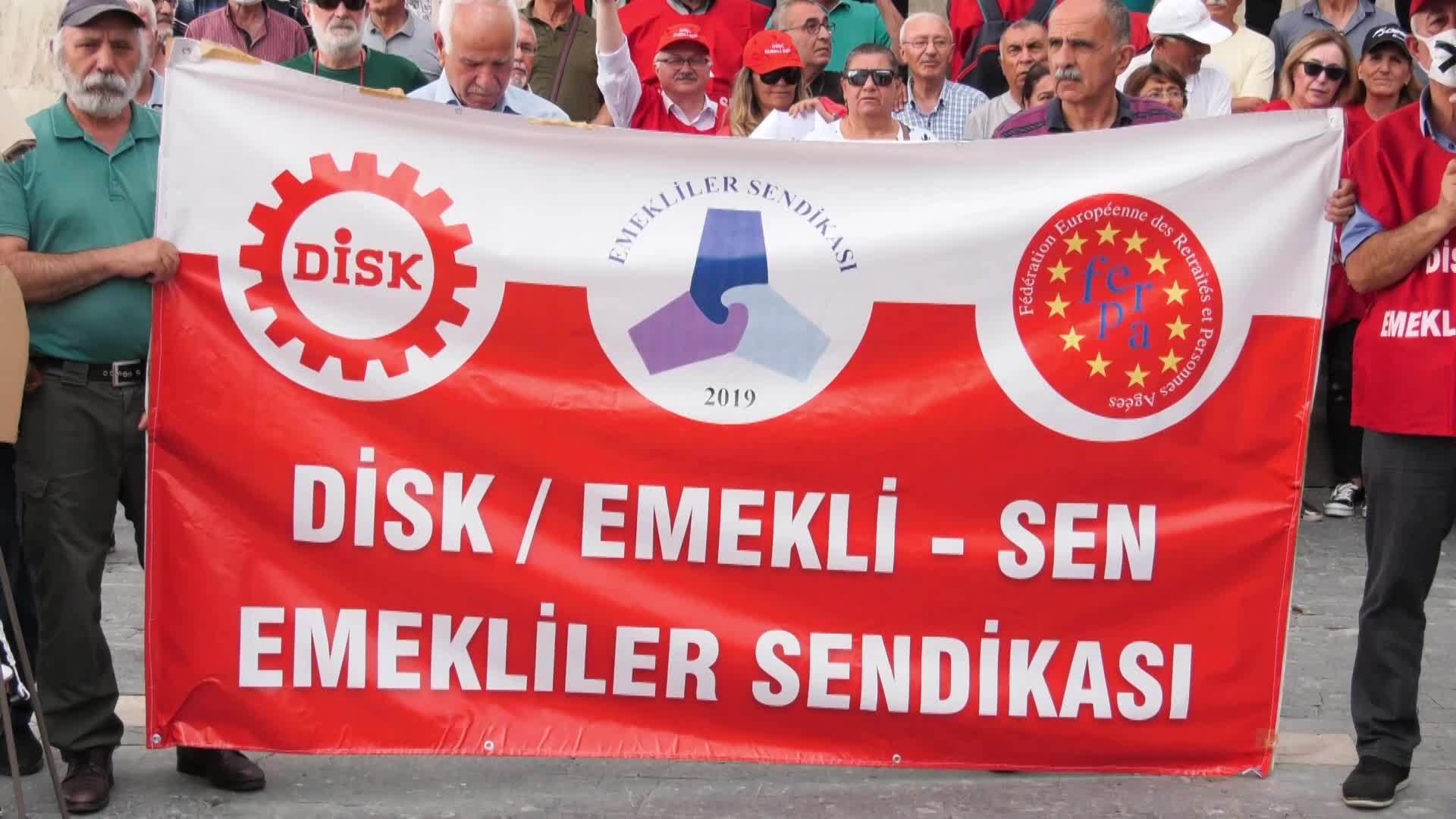 DİSK EMEKLİ-SEN, EMEKLİ MAAŞLARINA YAPILAN ZAMMI PROTESTO ETTİ: “YAŞAM HAKKIMIZIN GASPI ANLAMINA GELEN BU ZAM ORANLARINI KABUL ETMİYORUZ”